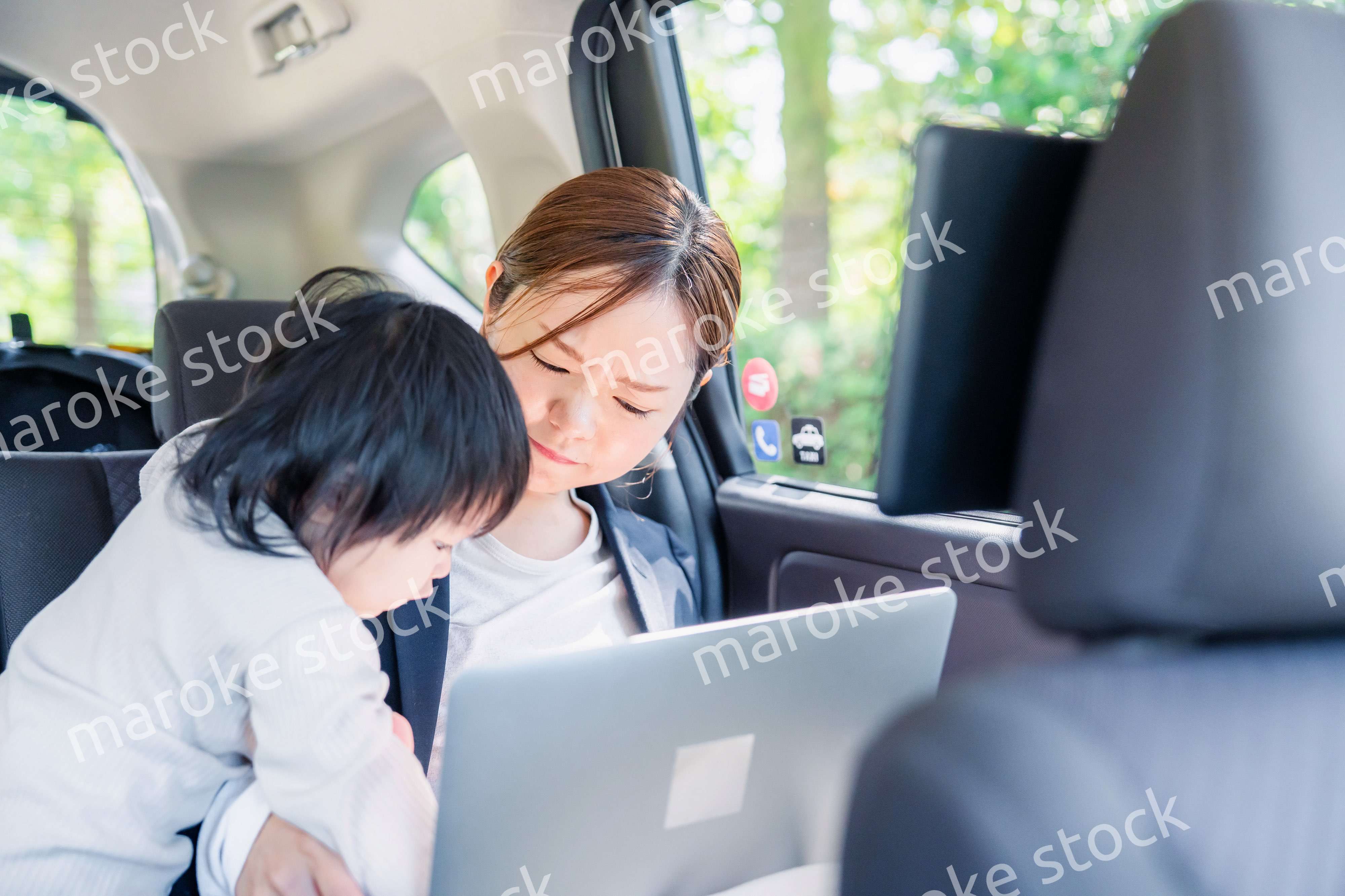 子どもが突然熱を出してタクシーでお迎えに行くワーママ