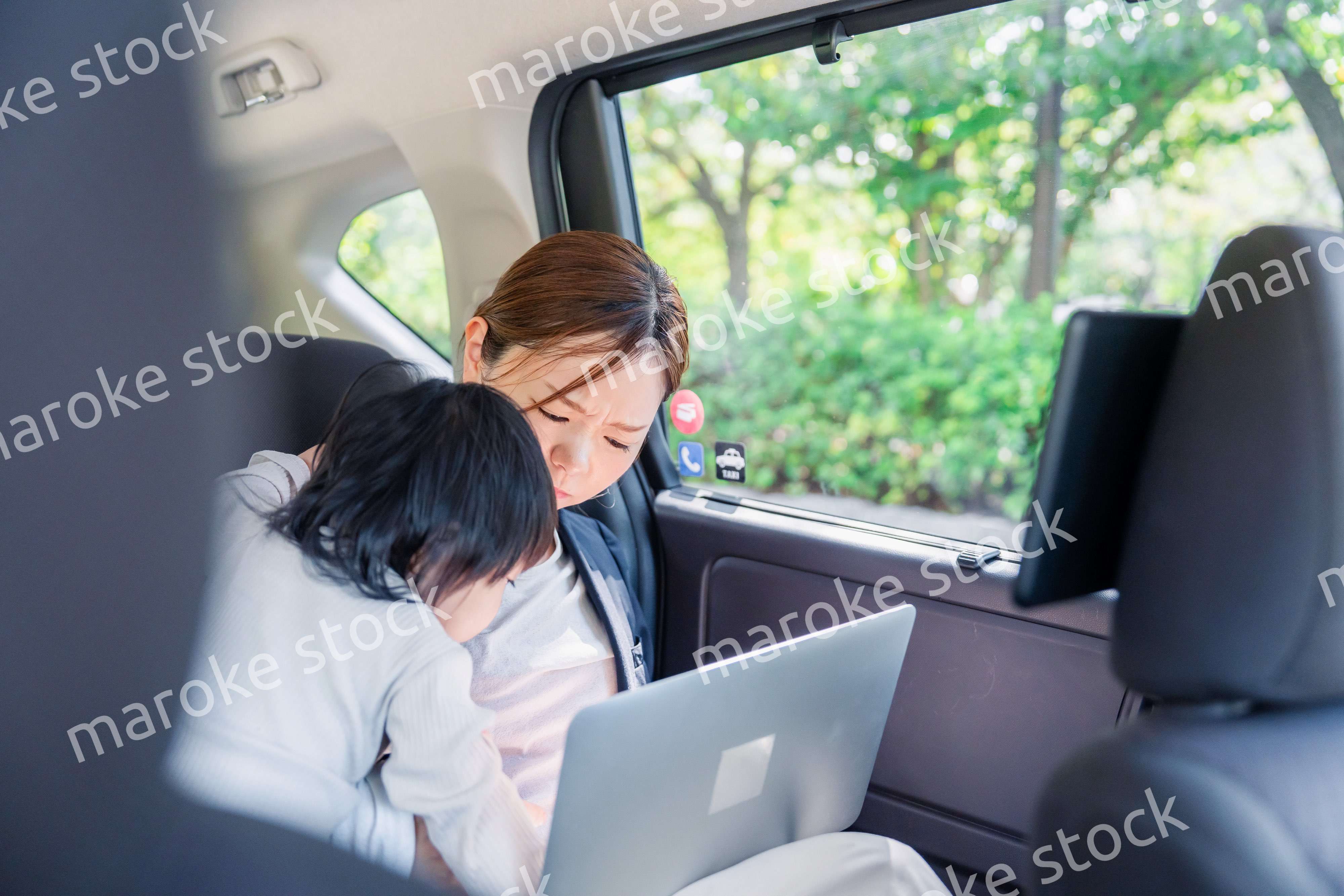 子どもが突然熱を出してタクシーでお迎えに行くワーママ