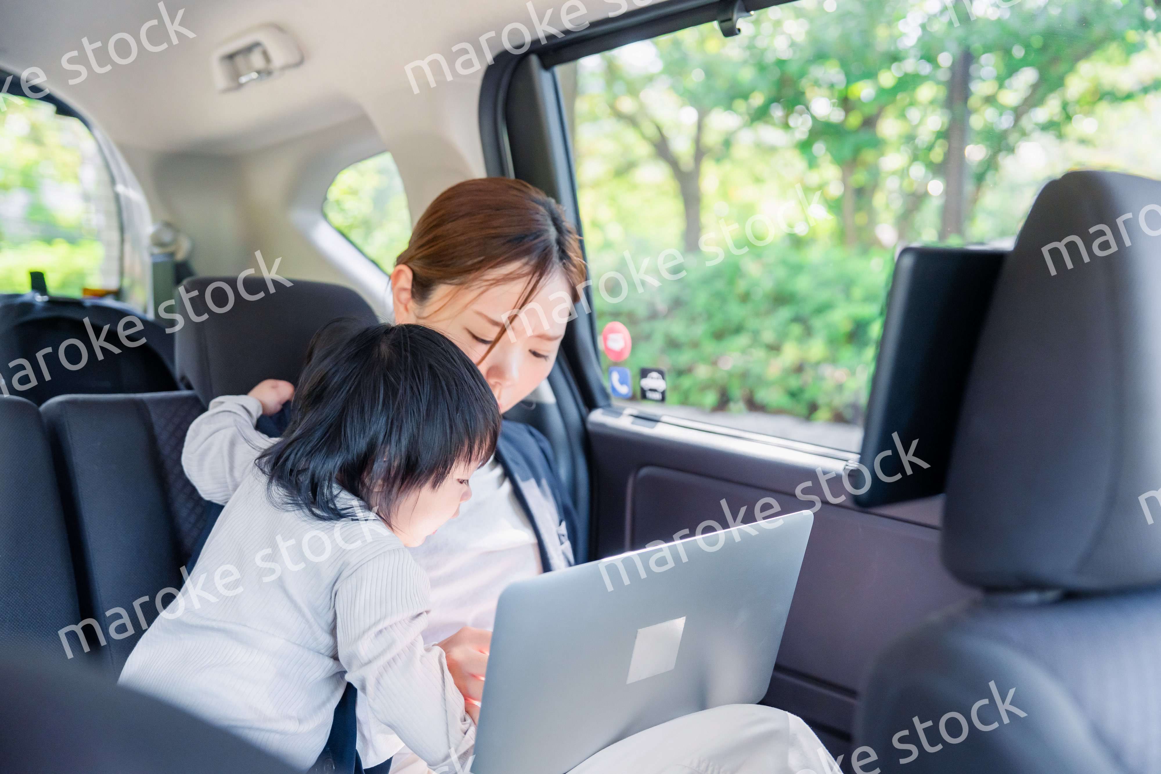 子どもが突然熱を出してタクシーでお迎えに行くワーママ