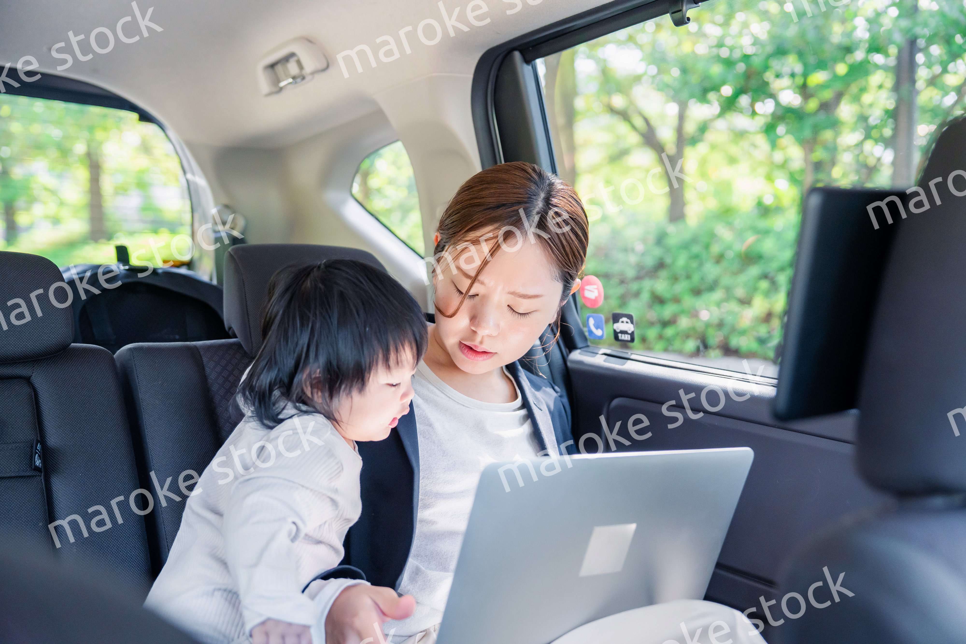 子どもが突然熱を出してタクシーでお迎えに行くワーママ