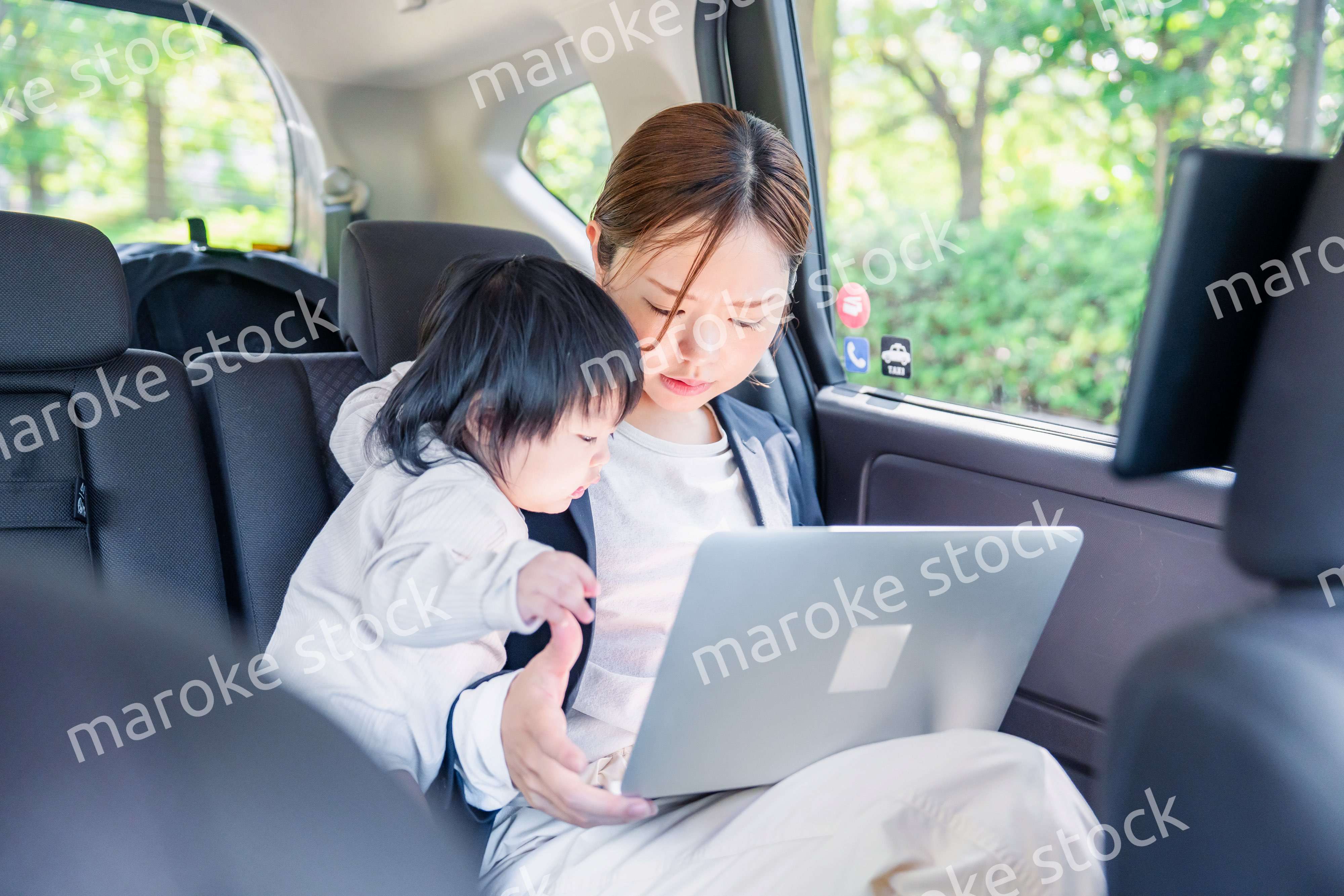 子どもが突然熱を出してタクシーでお迎えに行くワーママ