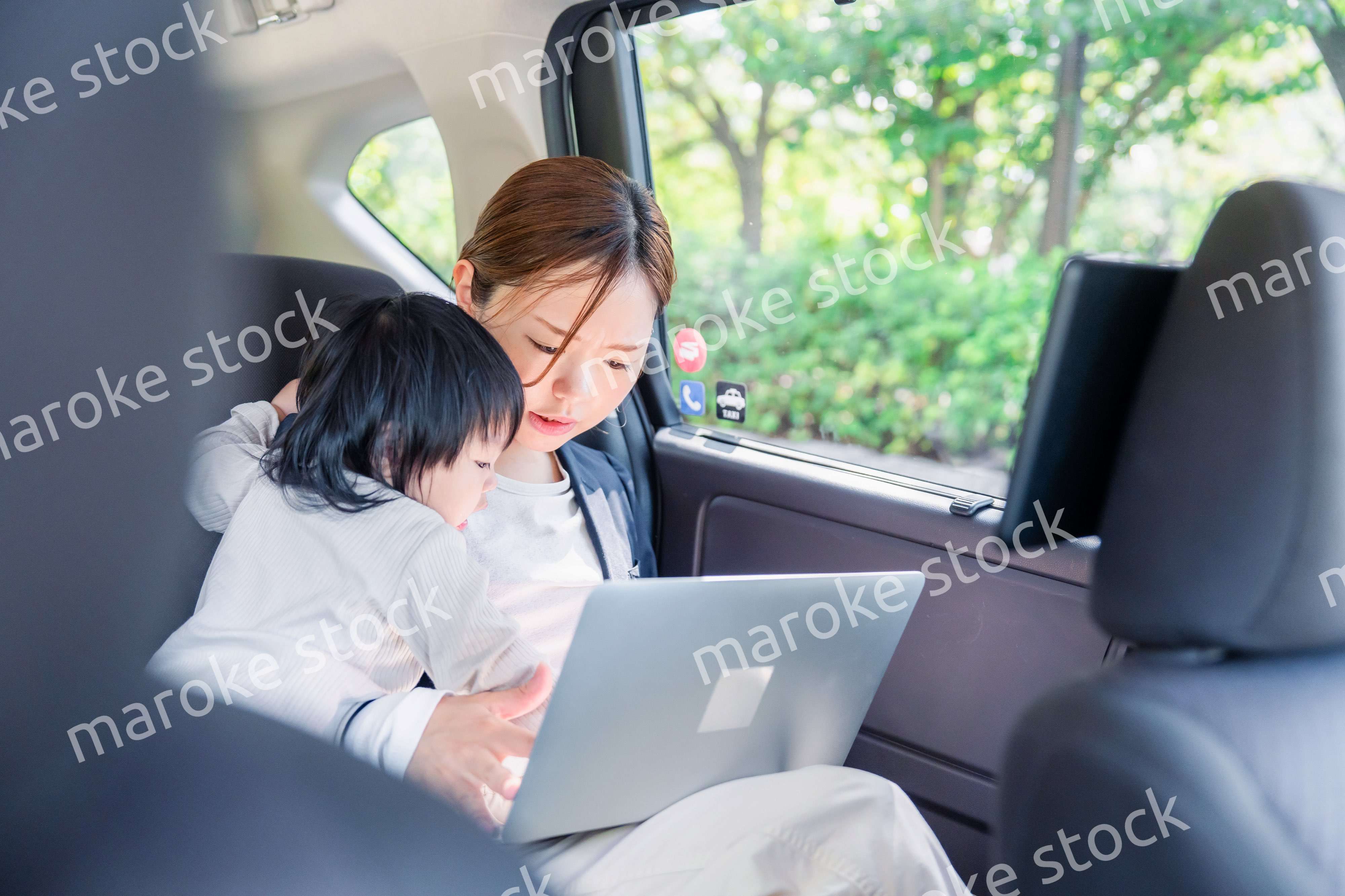 子どもが突然熱を出してタクシーでお迎えに行くワーママ