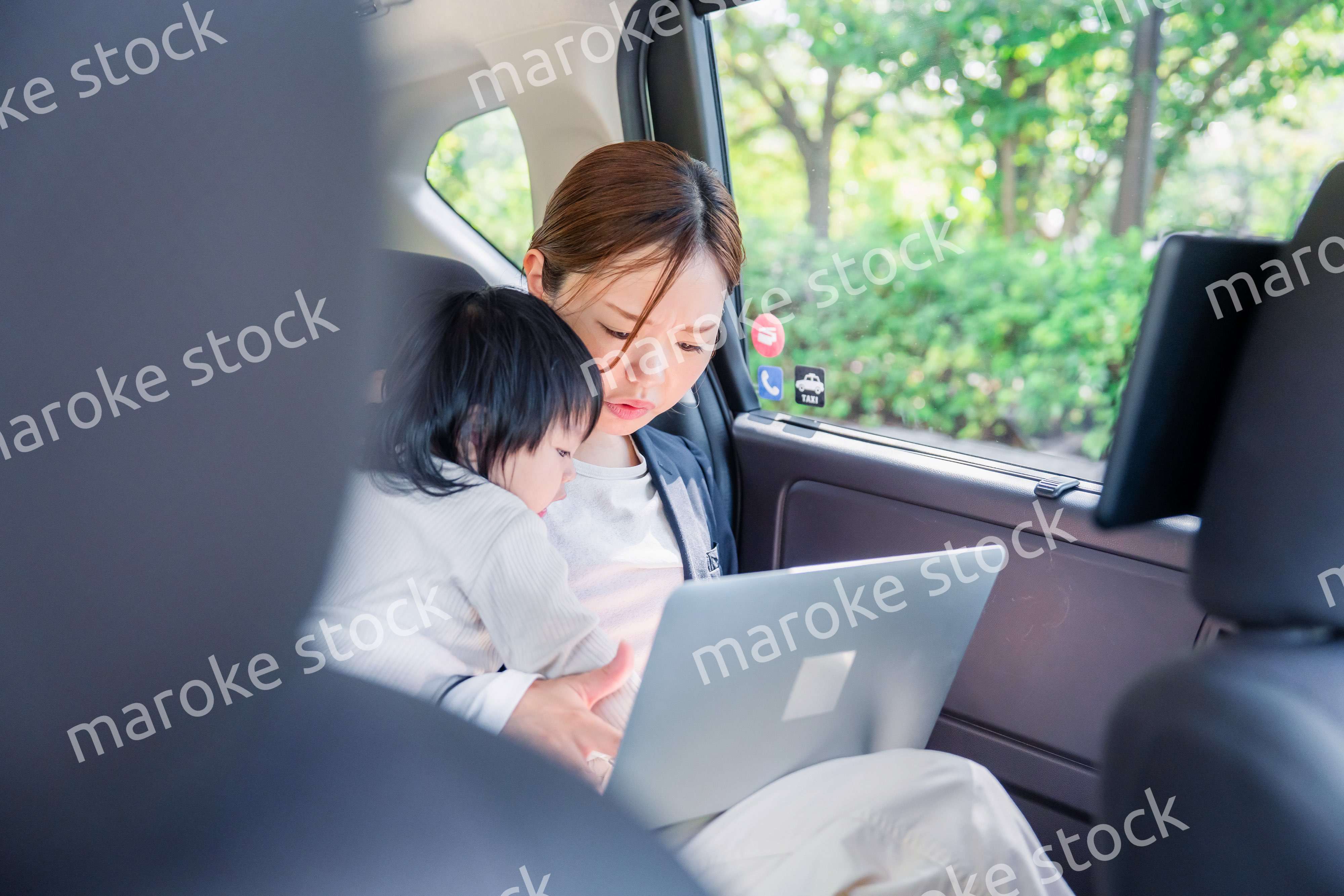 子どもが突然熱を出してタクシーでお迎えに行くワーママ