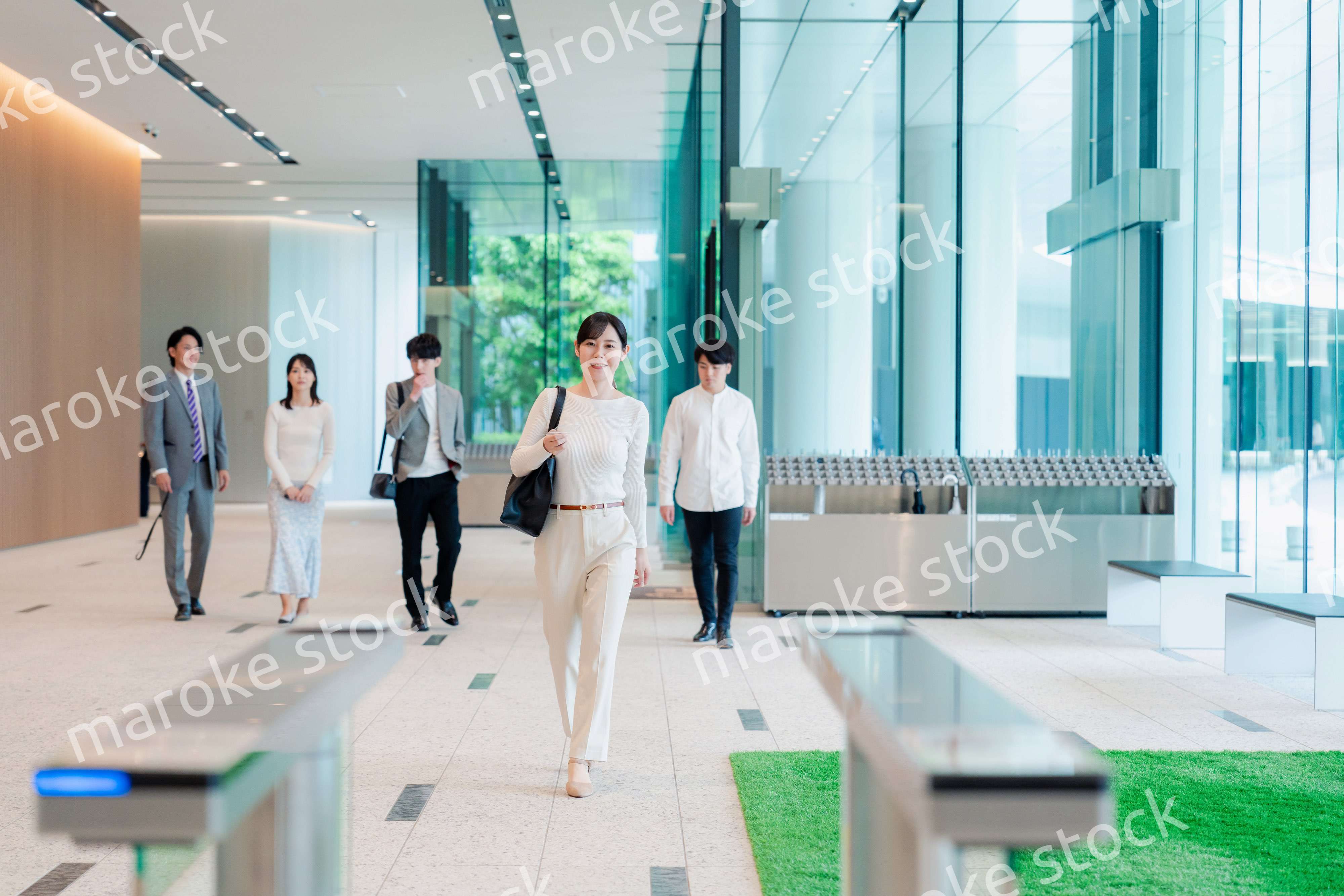 ビジネスカジュアルでオフィスに出社をする女性