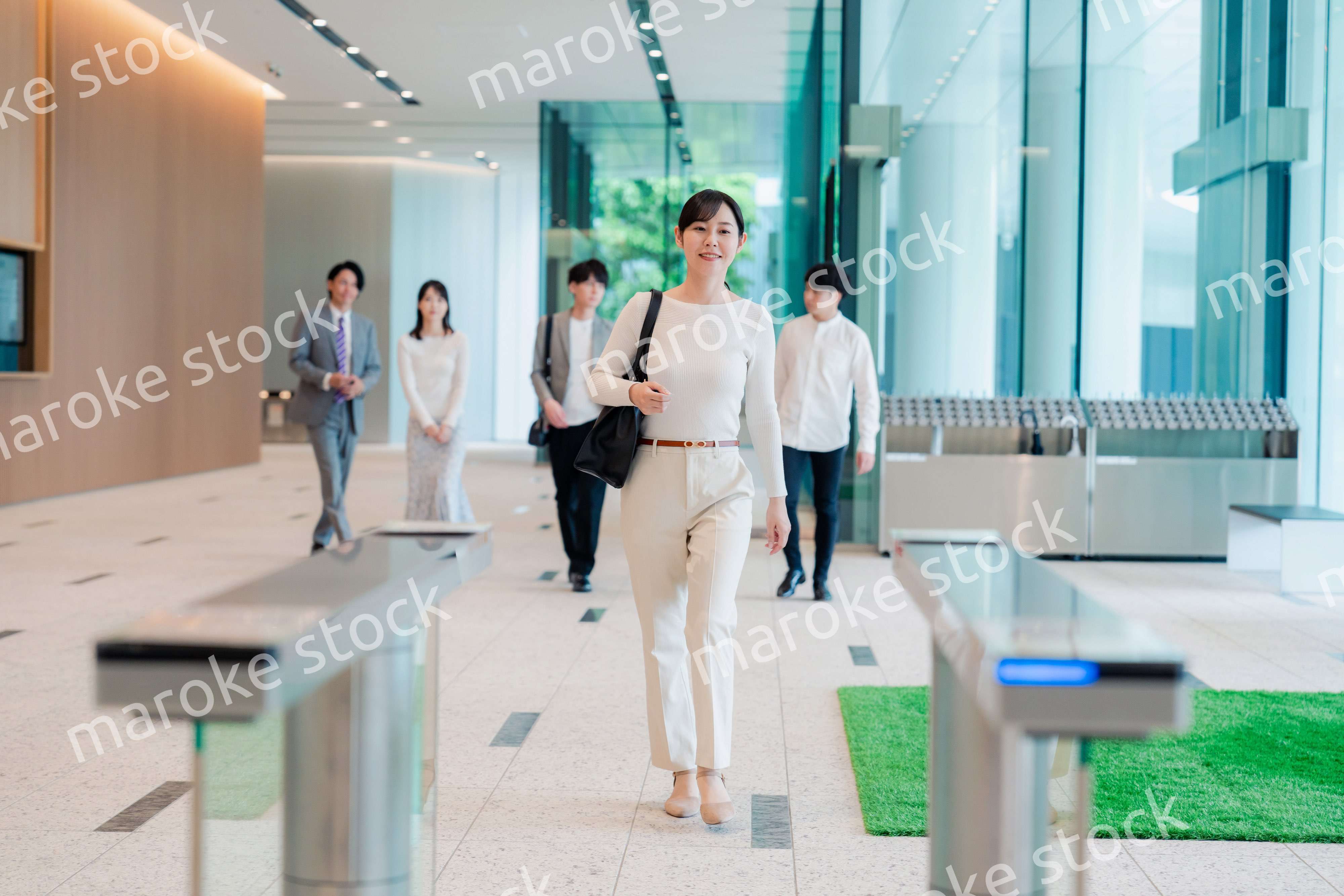 ビジネスカジュアルでオフィスに出社をする女性