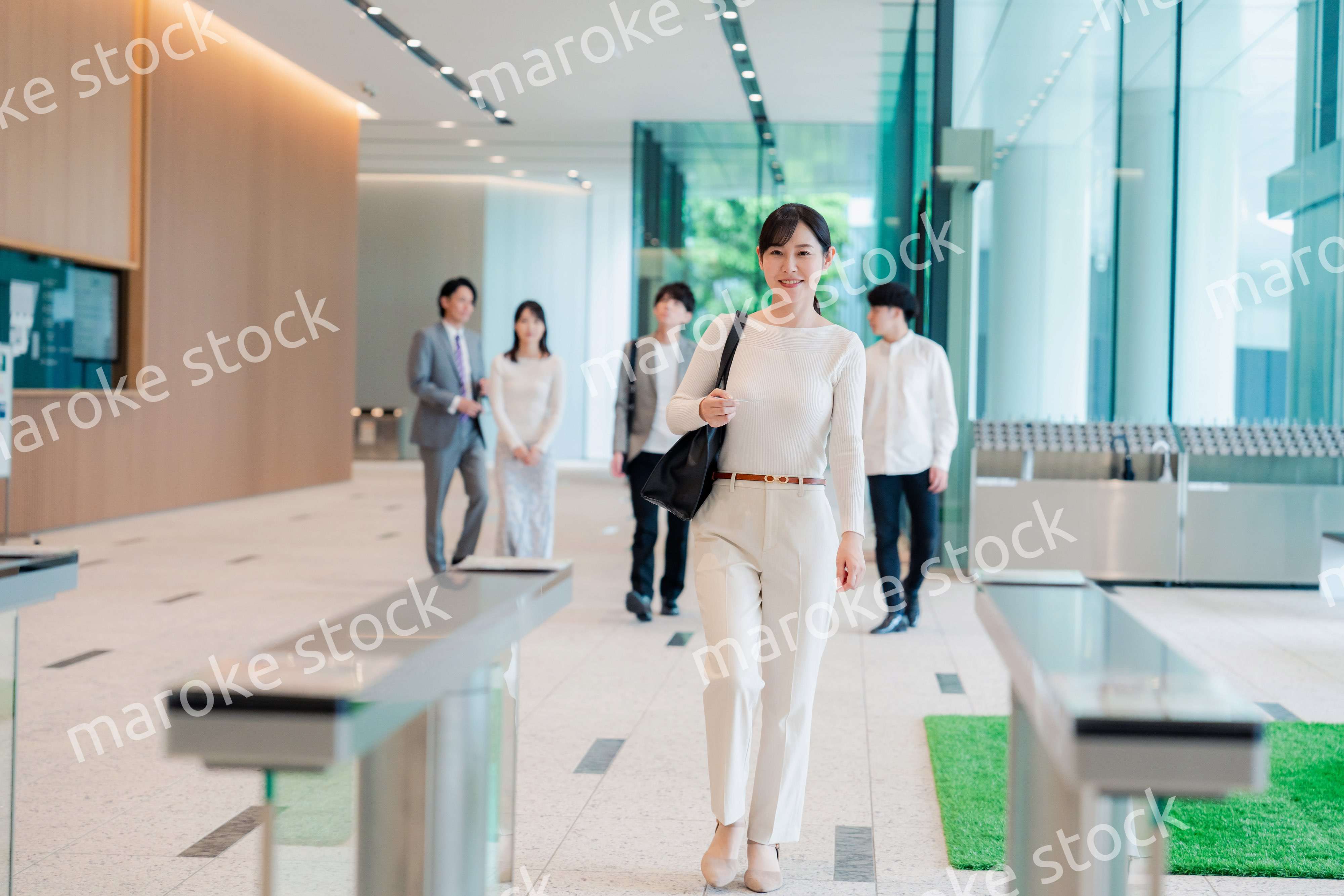 ビジネスカジュアルでオフィスに出社をする女性