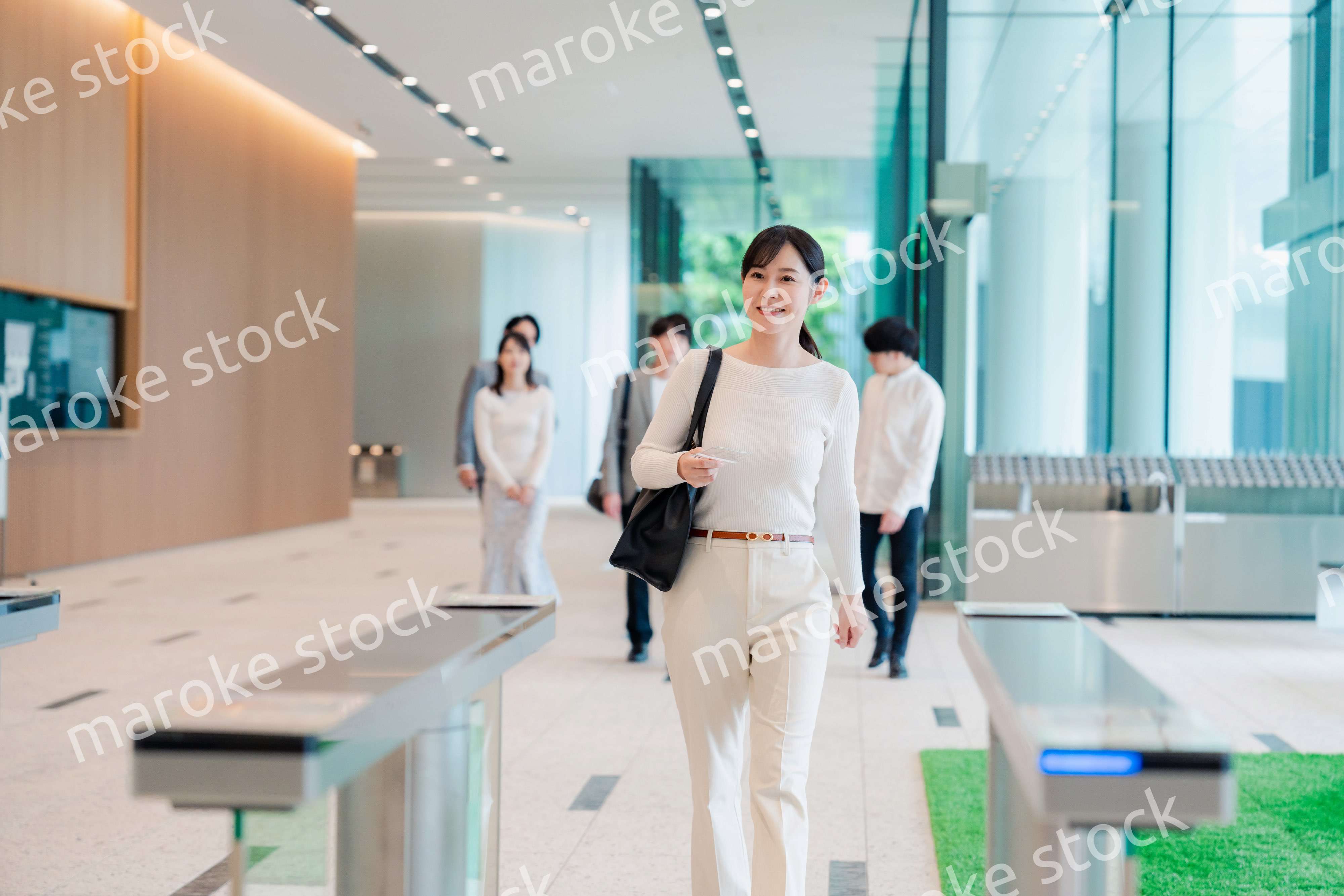 ビジネスカジュアルでオフィスに出社をする女性