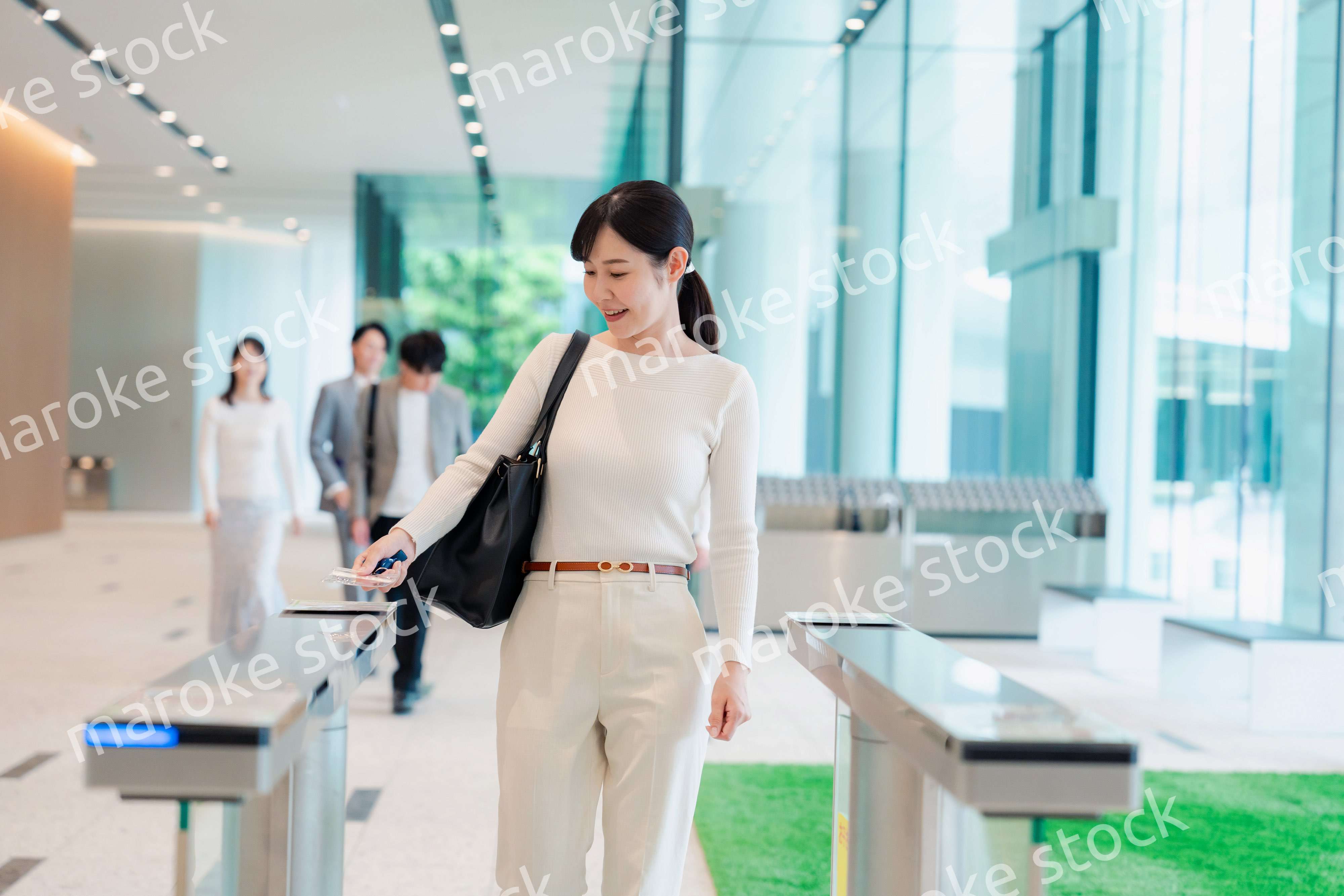 ビジネスカジュアルでオフィスに出社をする女性