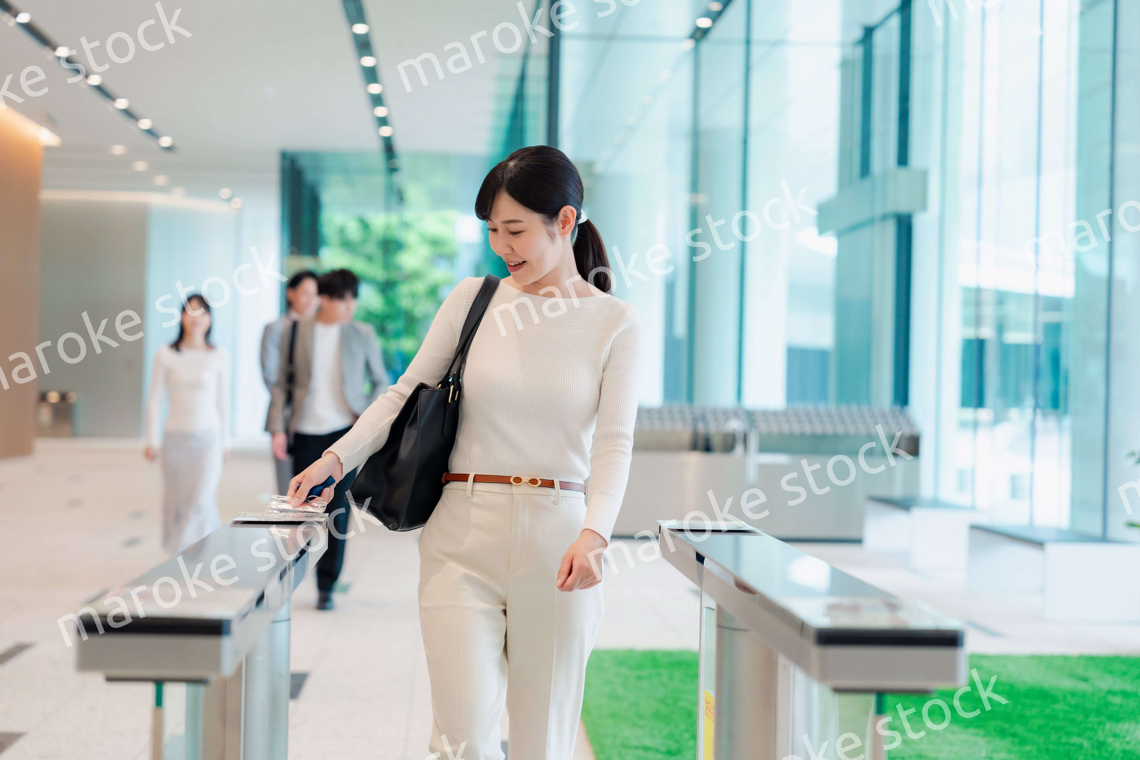 ビジネスカジュアルでオフィスに出社をする女性