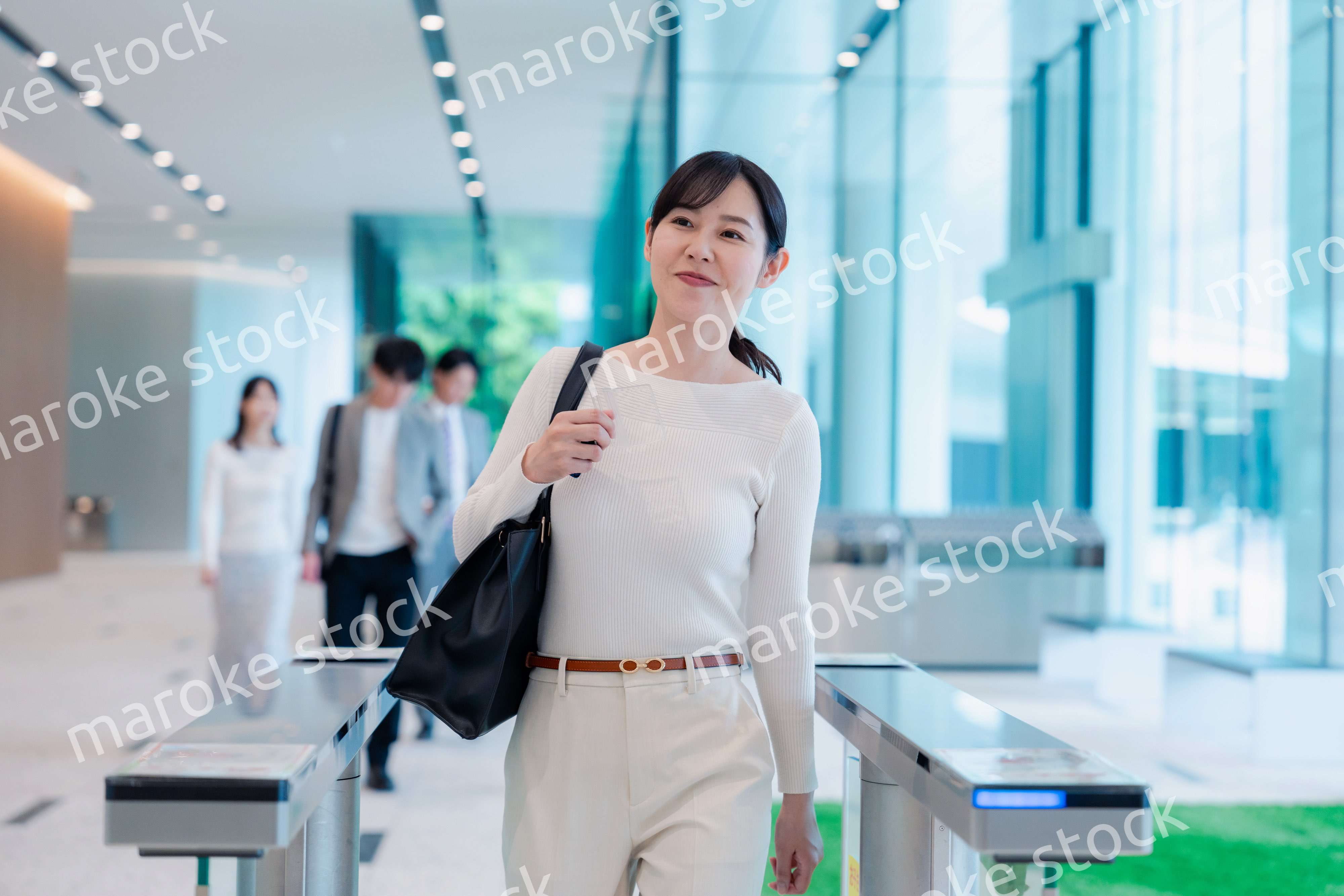 ビジネスカジュアルでオフィスに出社をする女性