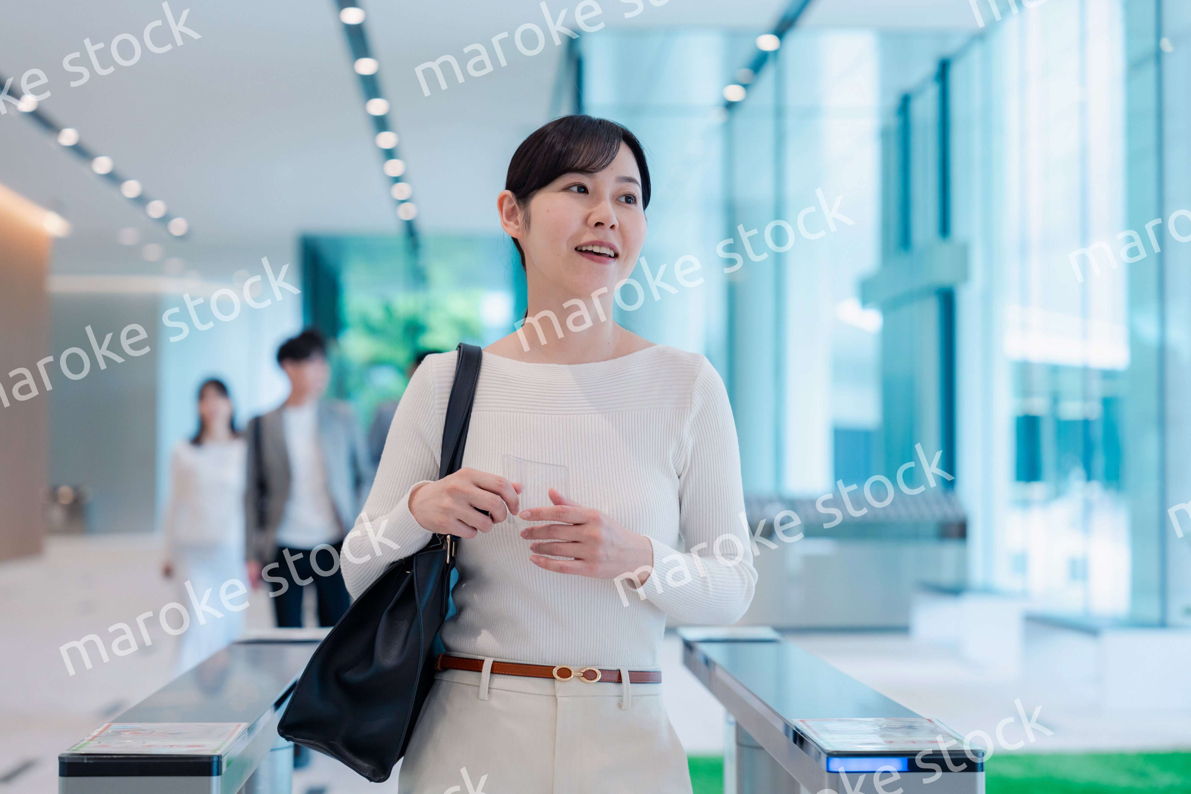 ビジネスカジュアルでオフィスに出社をする女性