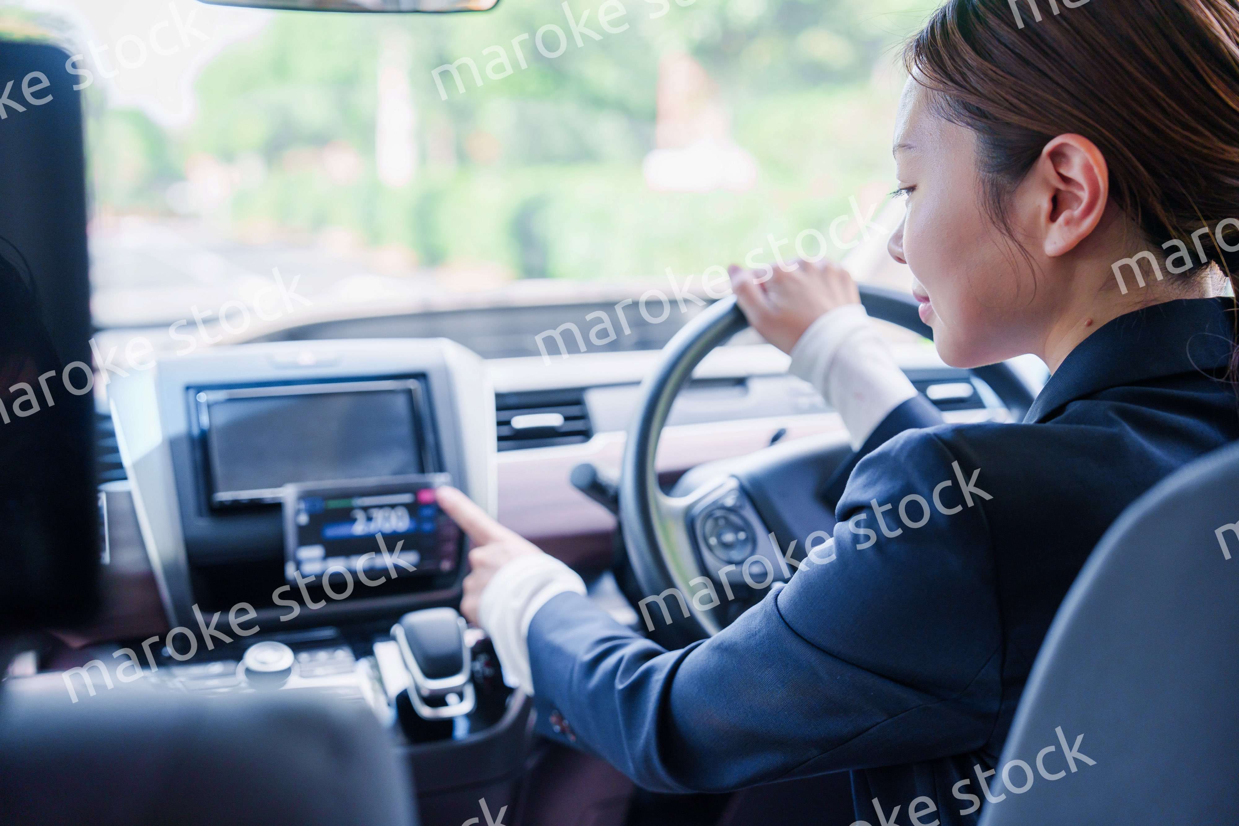 笑顔で料金の案内をするタクシードライバーの女性