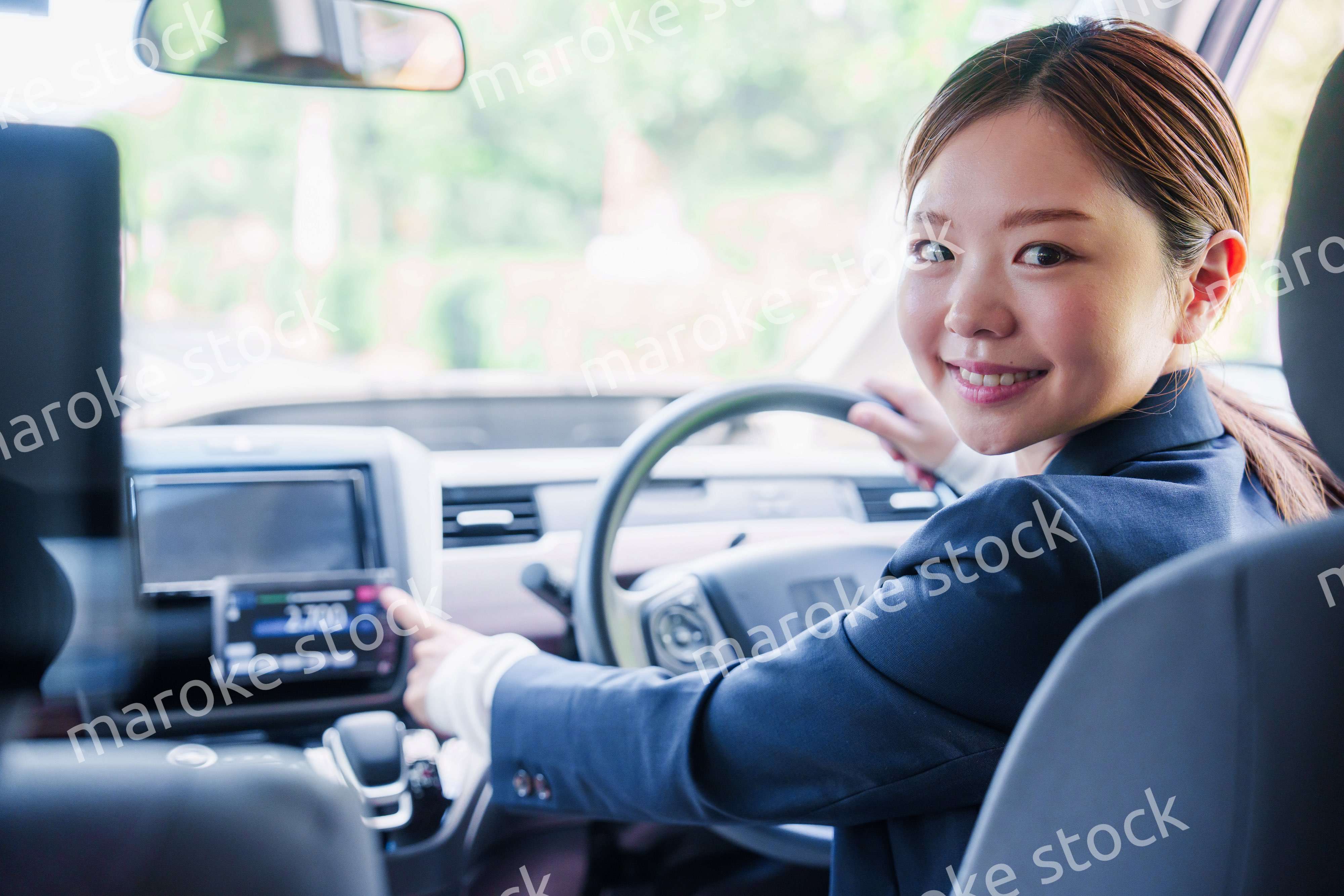 笑顔で料金の案内をするタクシードライバーの女性