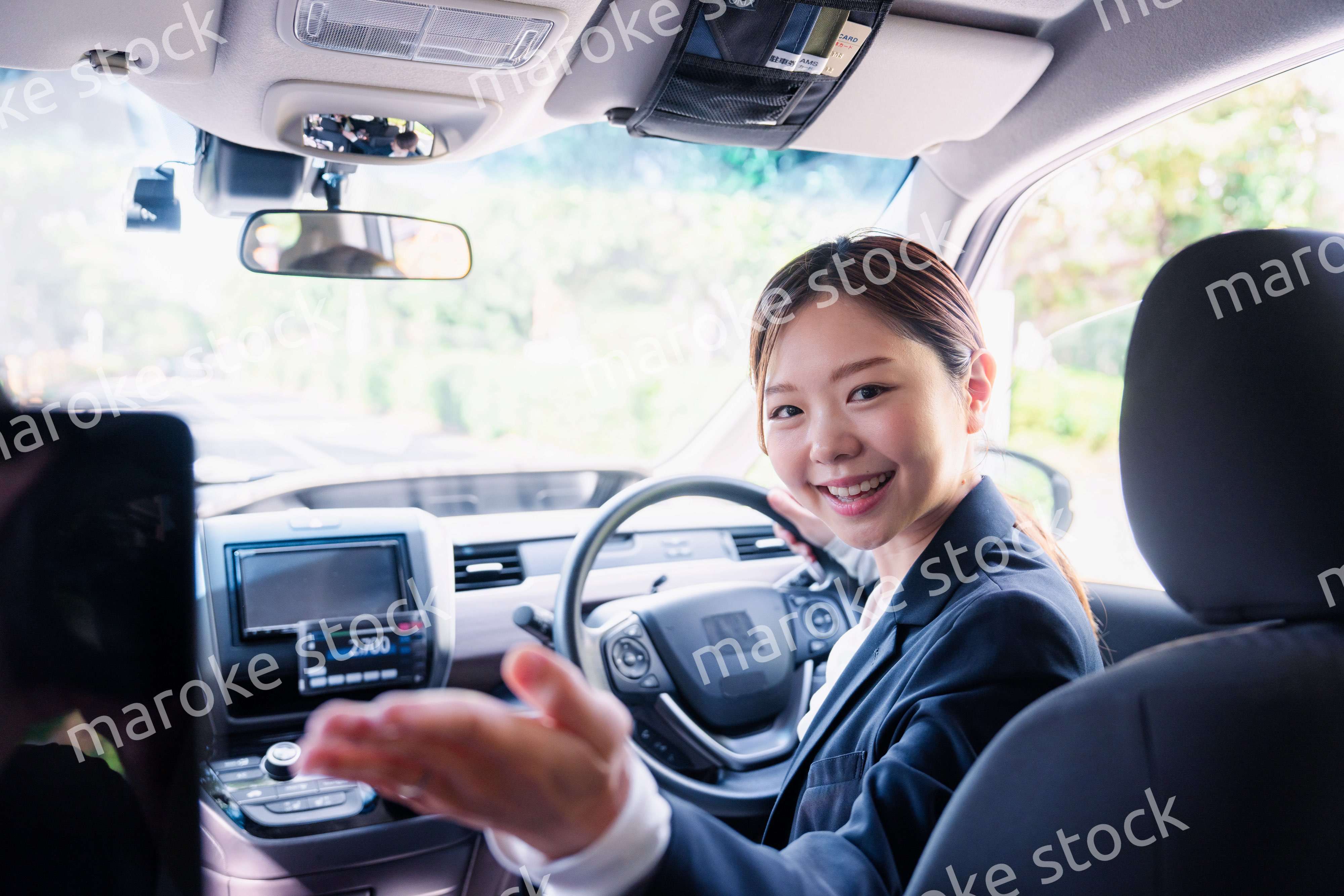 決済の案内をする若い女性のタクシー運転手