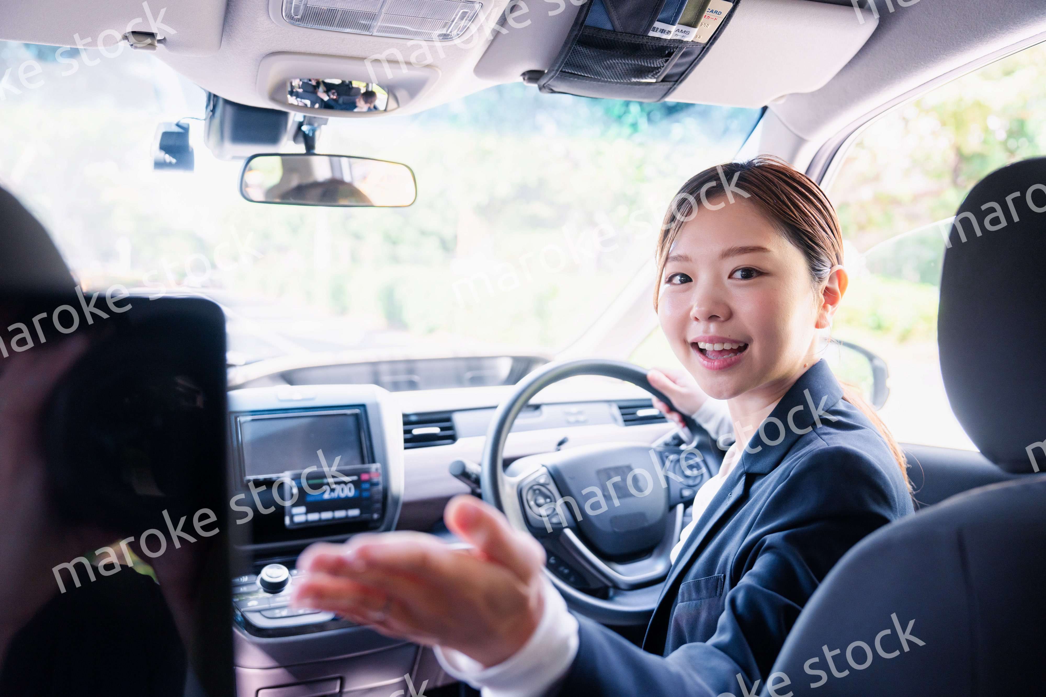 決済の案内をする若い女性のタクシー運転手
