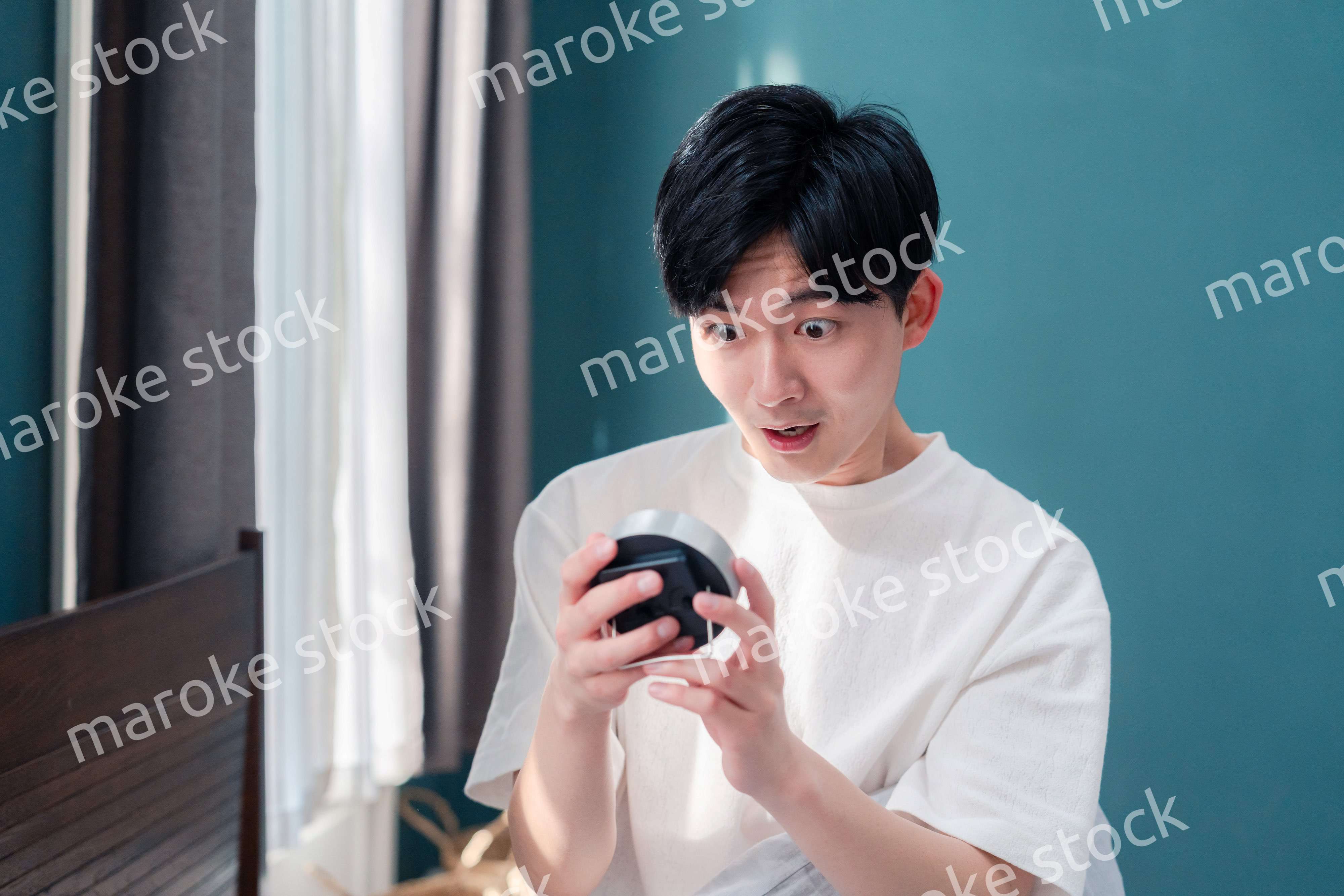 寝坊をして焦る若い男性