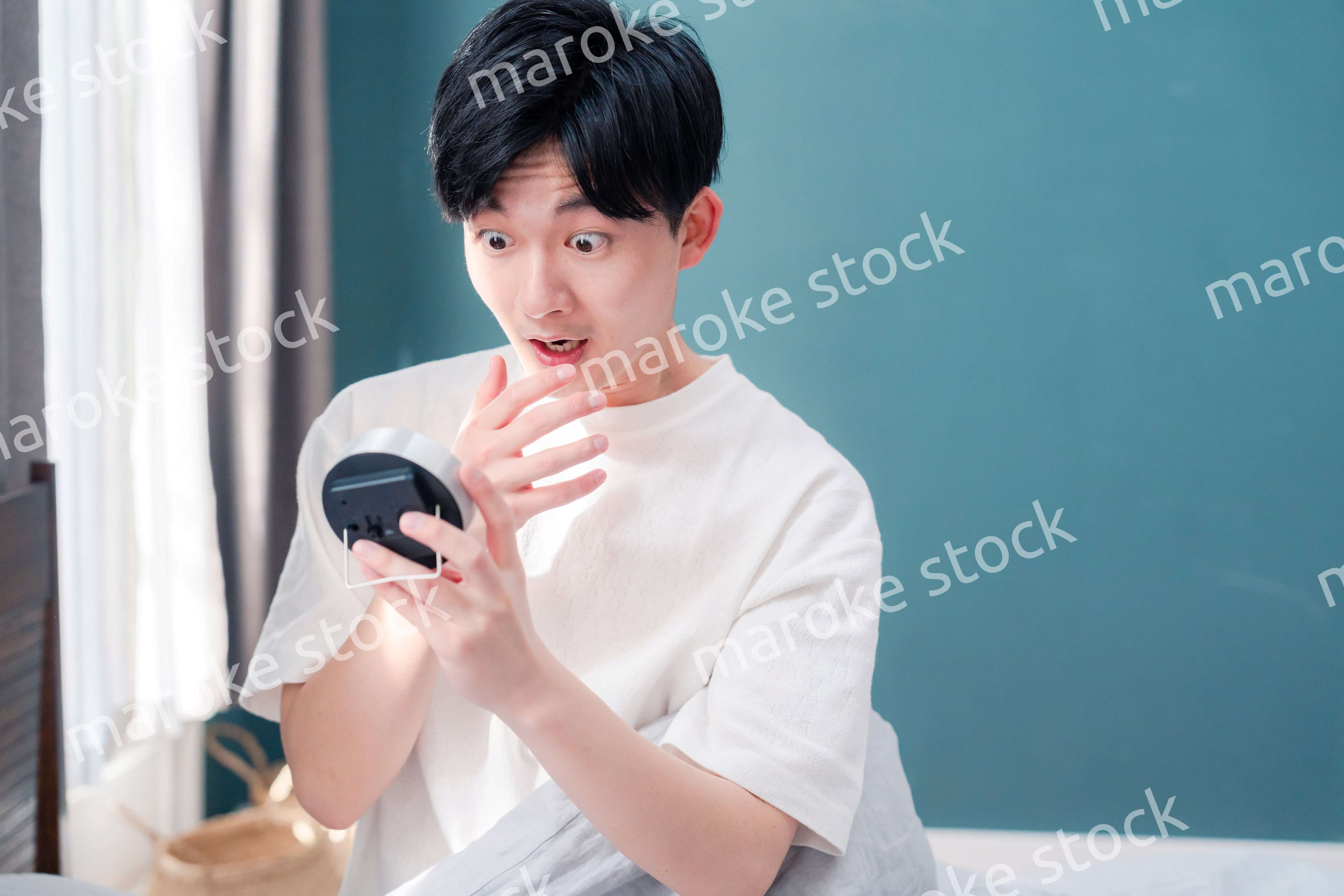 寝坊をして焦る若い男性