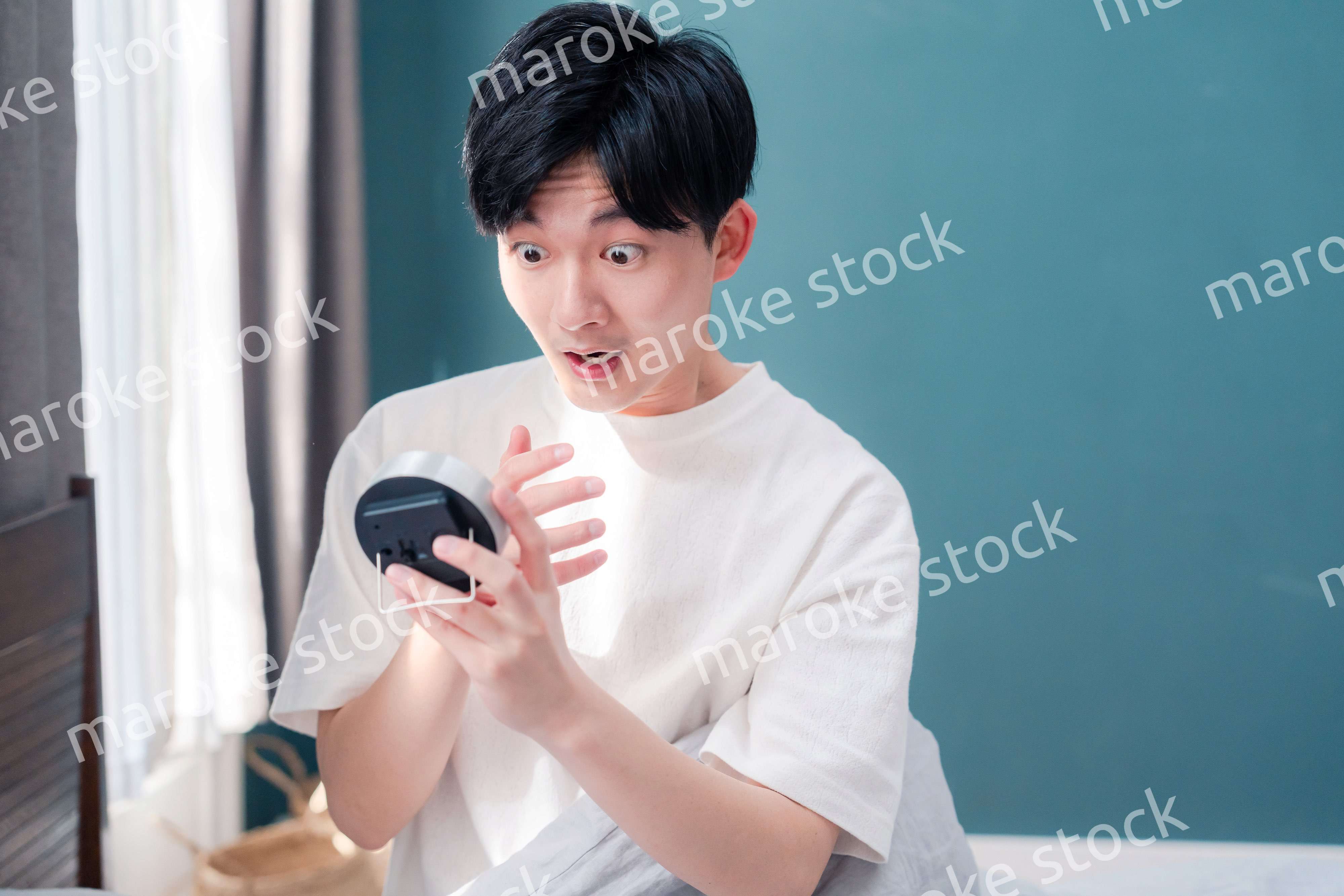 寝坊をして焦る若い男性