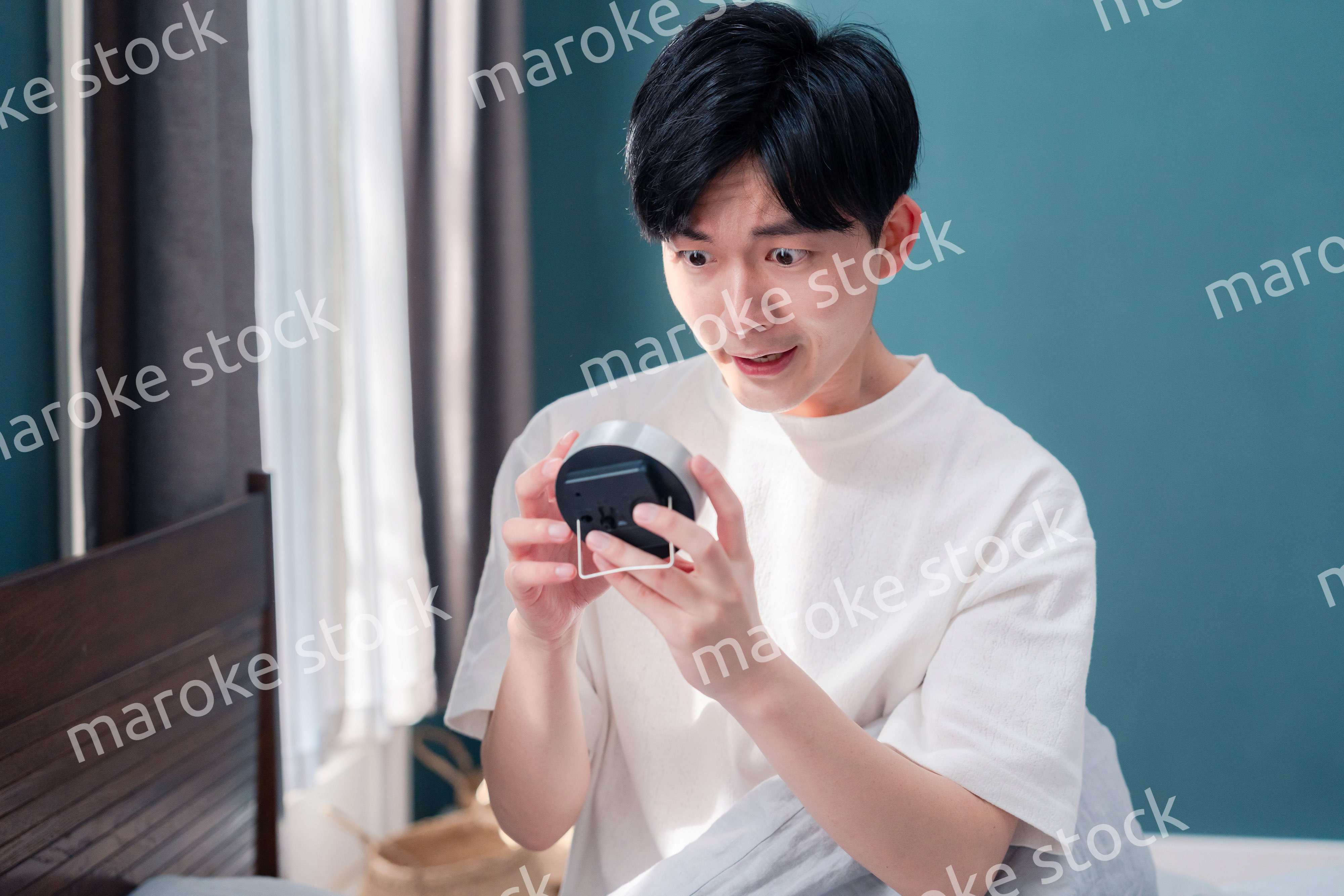 寝坊をして焦る若い男性