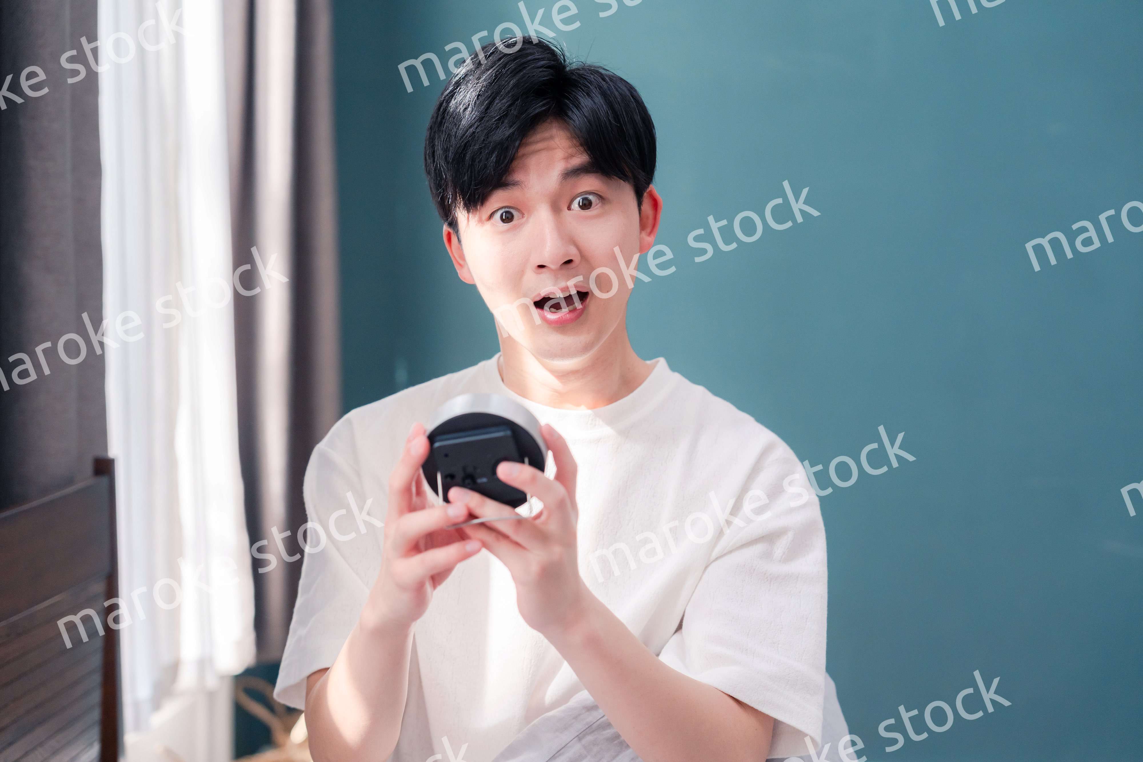 寝坊をして焦る若い男性