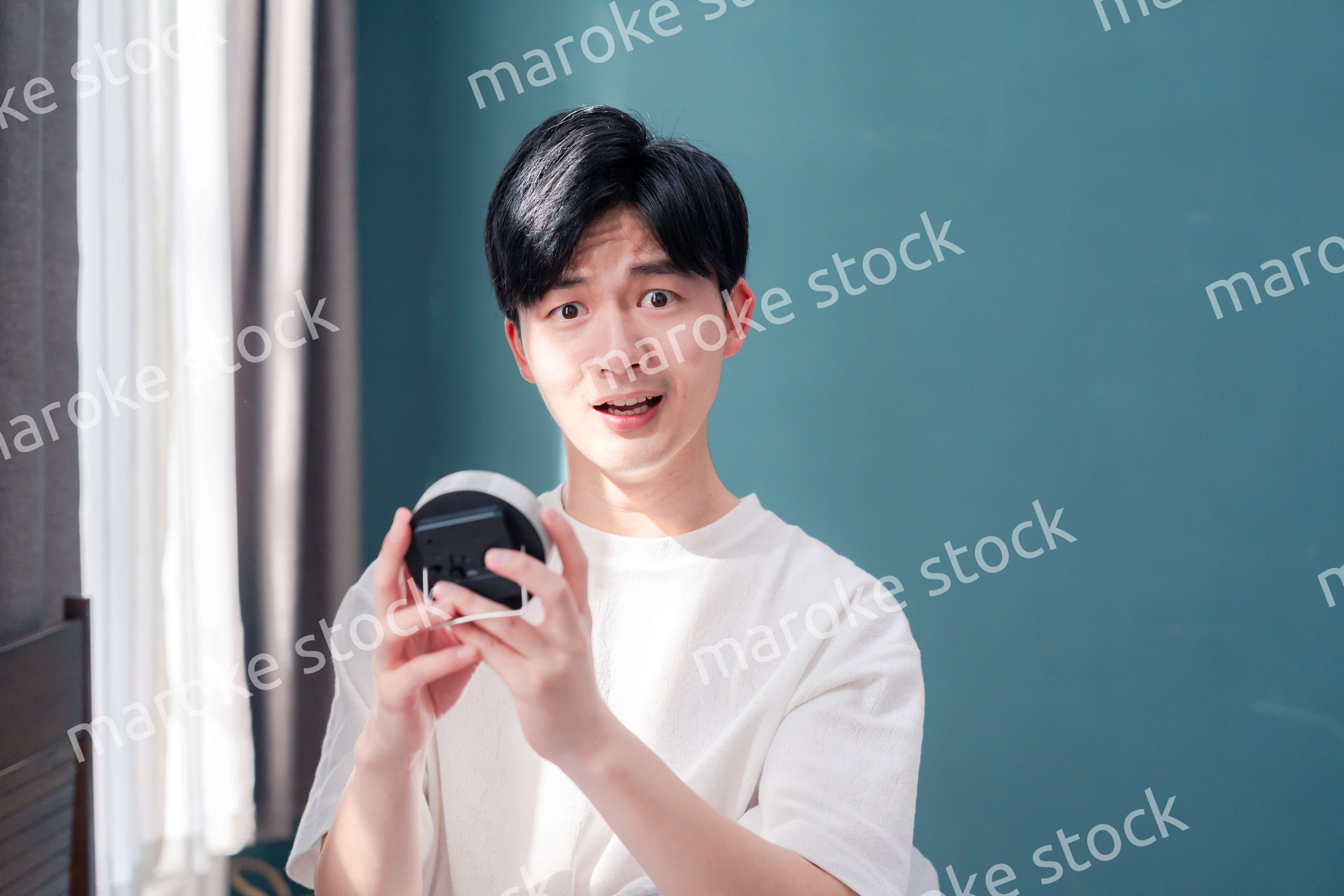 寝坊をして焦る若い男性