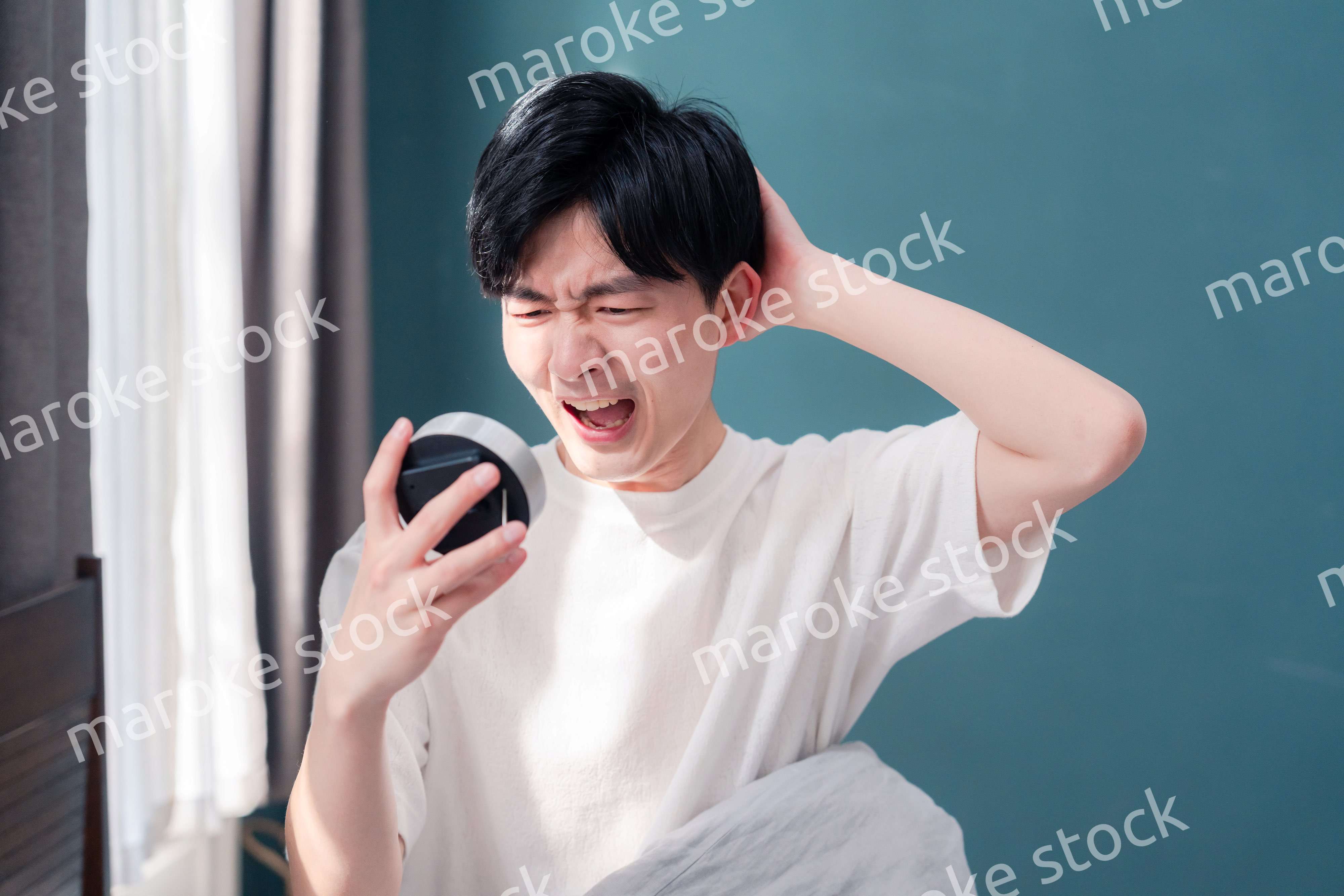 寝坊をして焦る若い男性