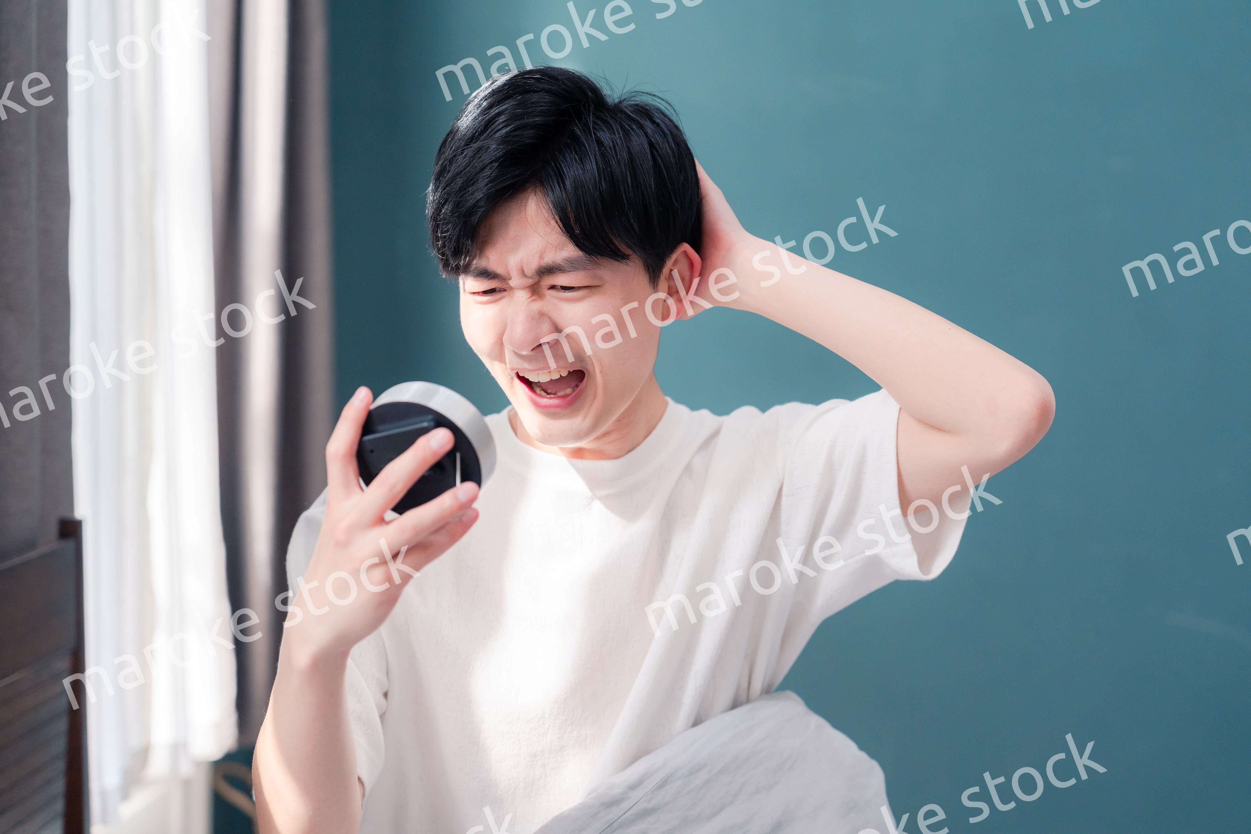 寝坊をして焦る若い男性