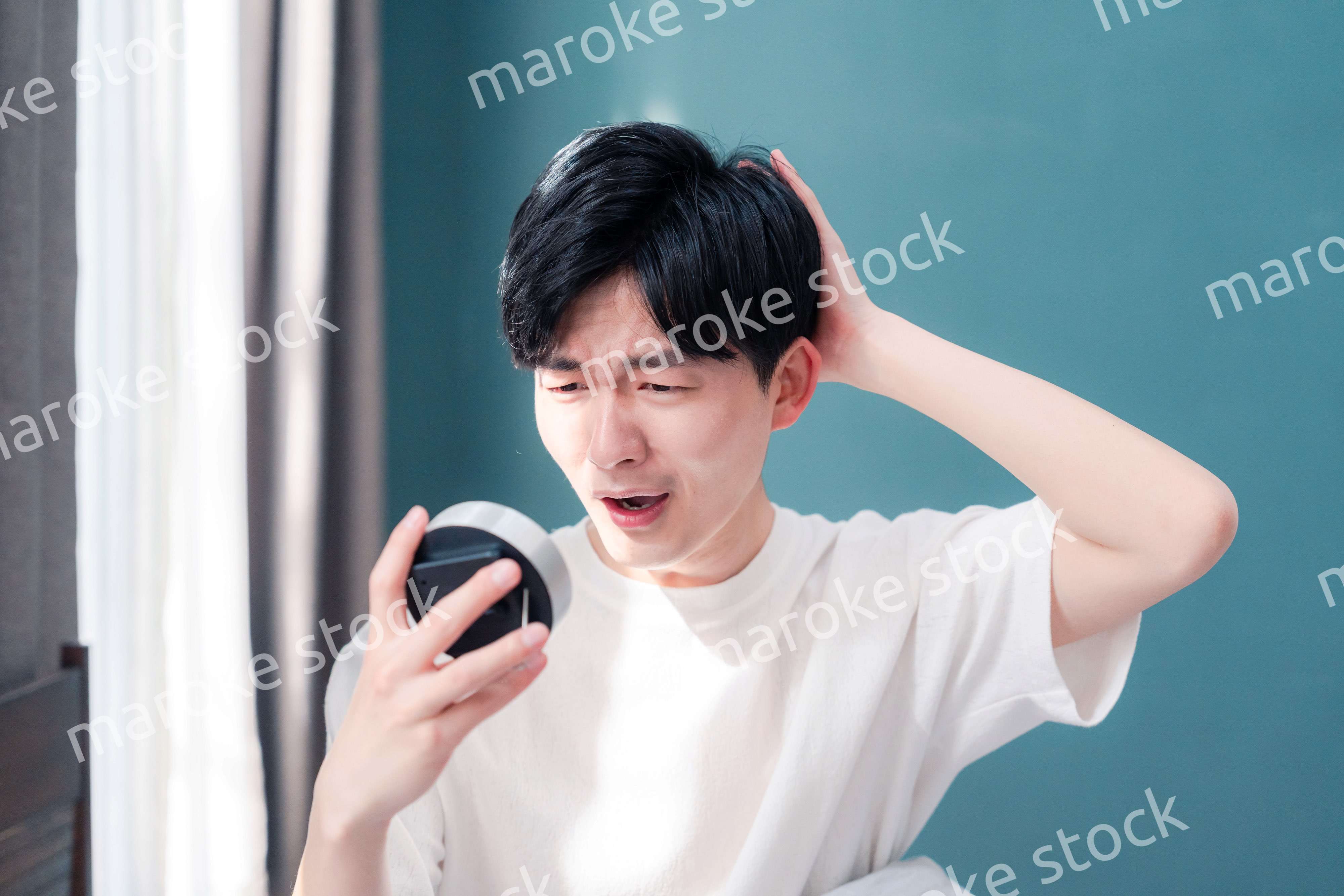 寝坊をして焦る若い男性