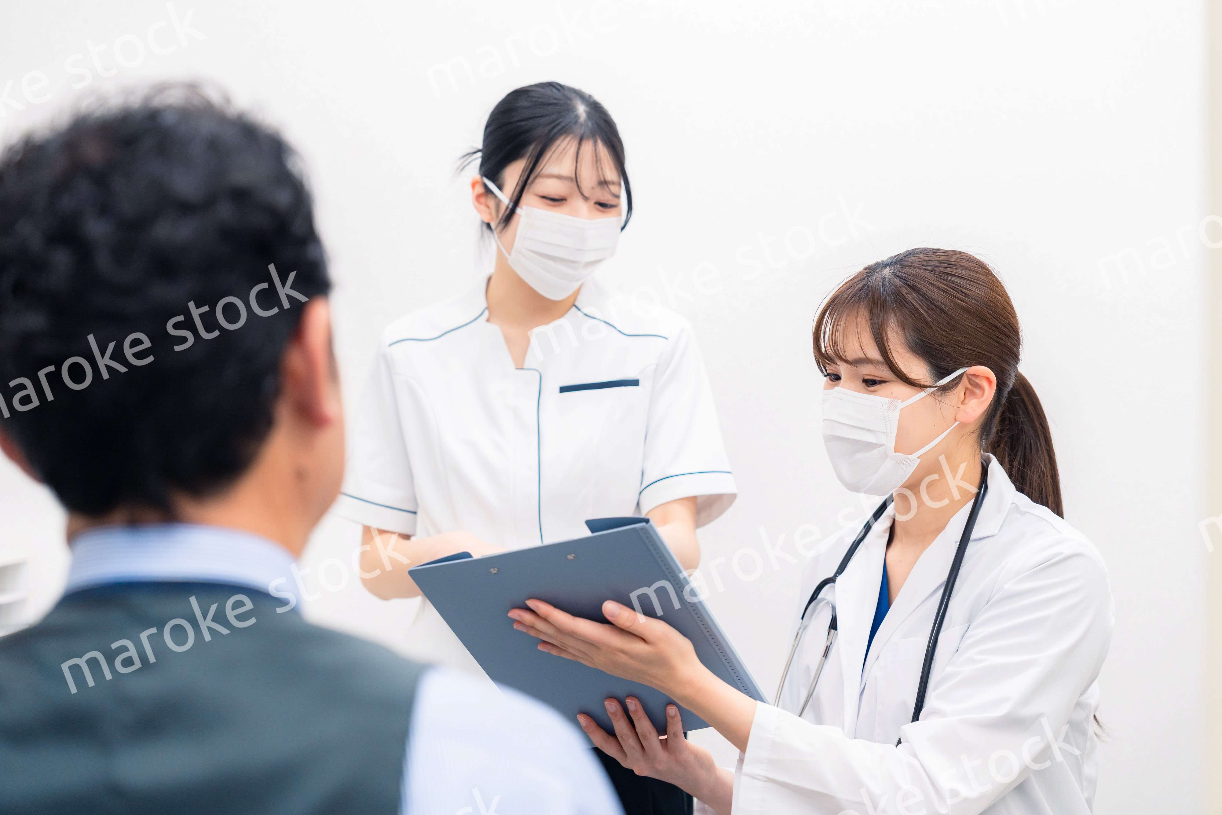病院で男性の診察する女性ドクター