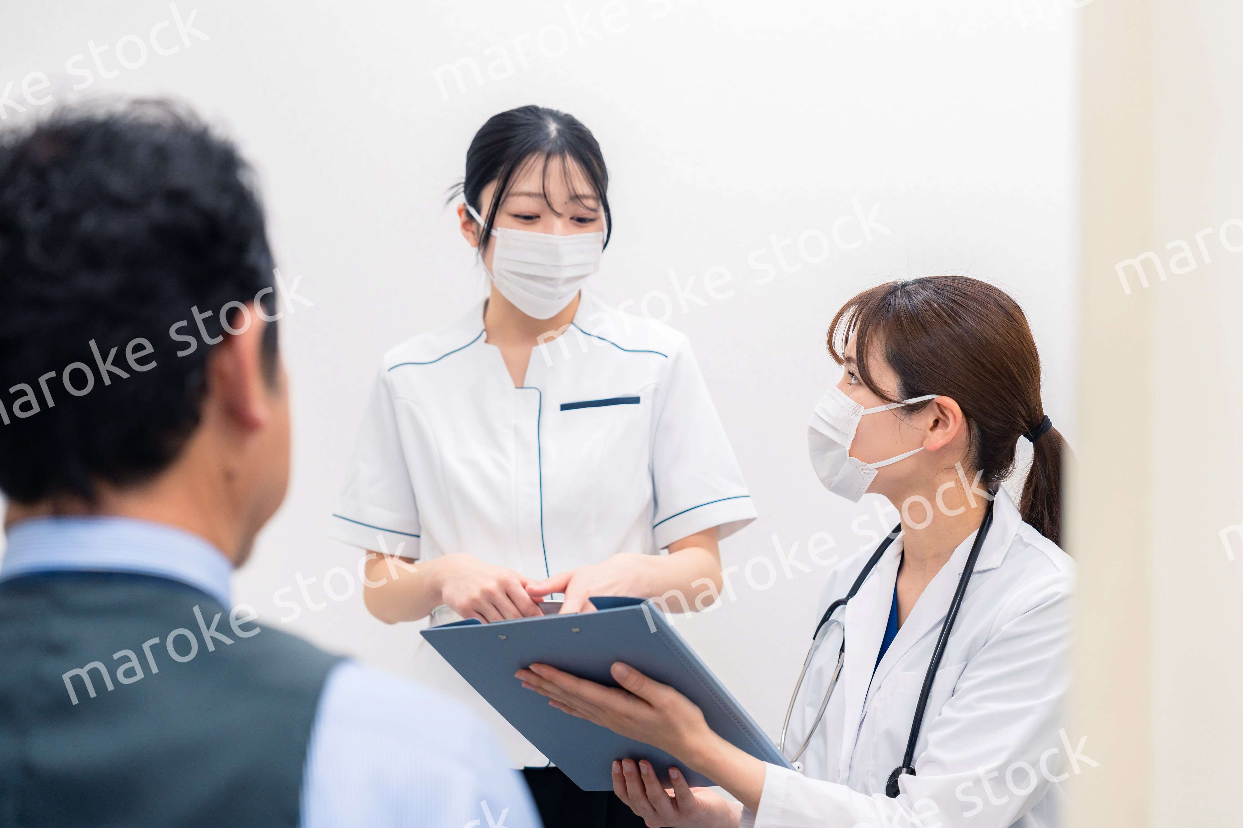 病院で男性の診察する女性ドクター