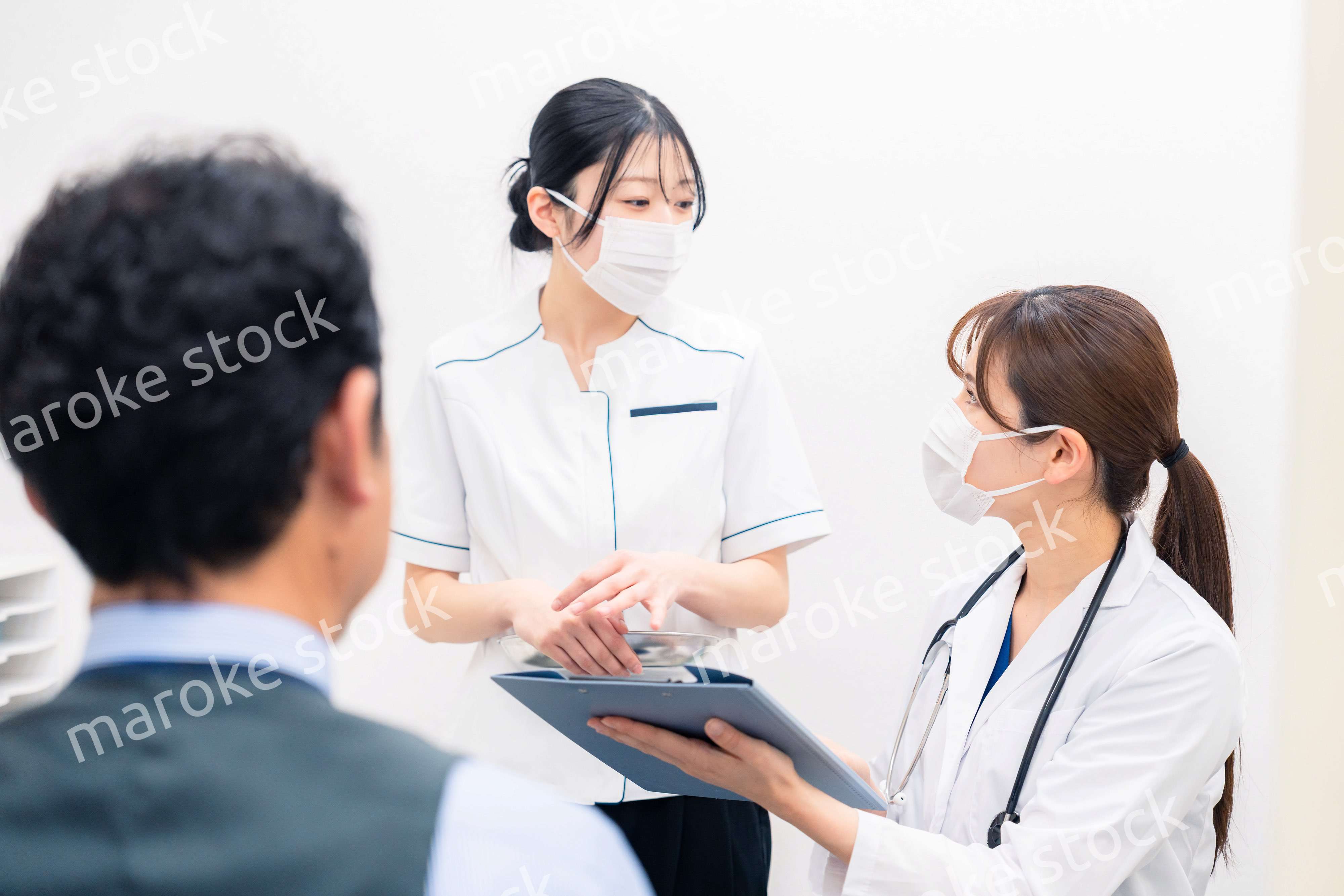 病院で男性の診察する女性ドクター