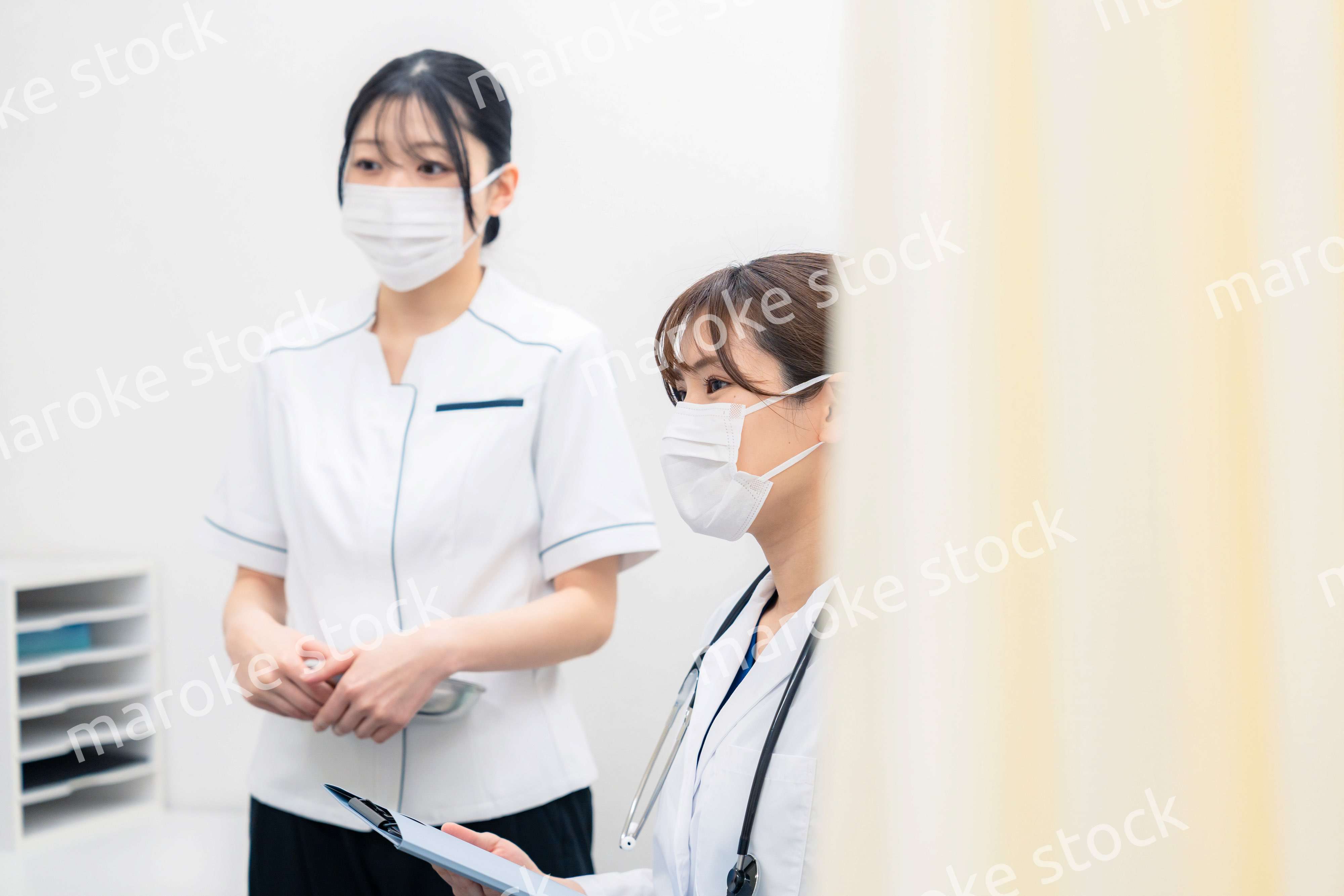 患者の治療をする2人の若い医療従事者