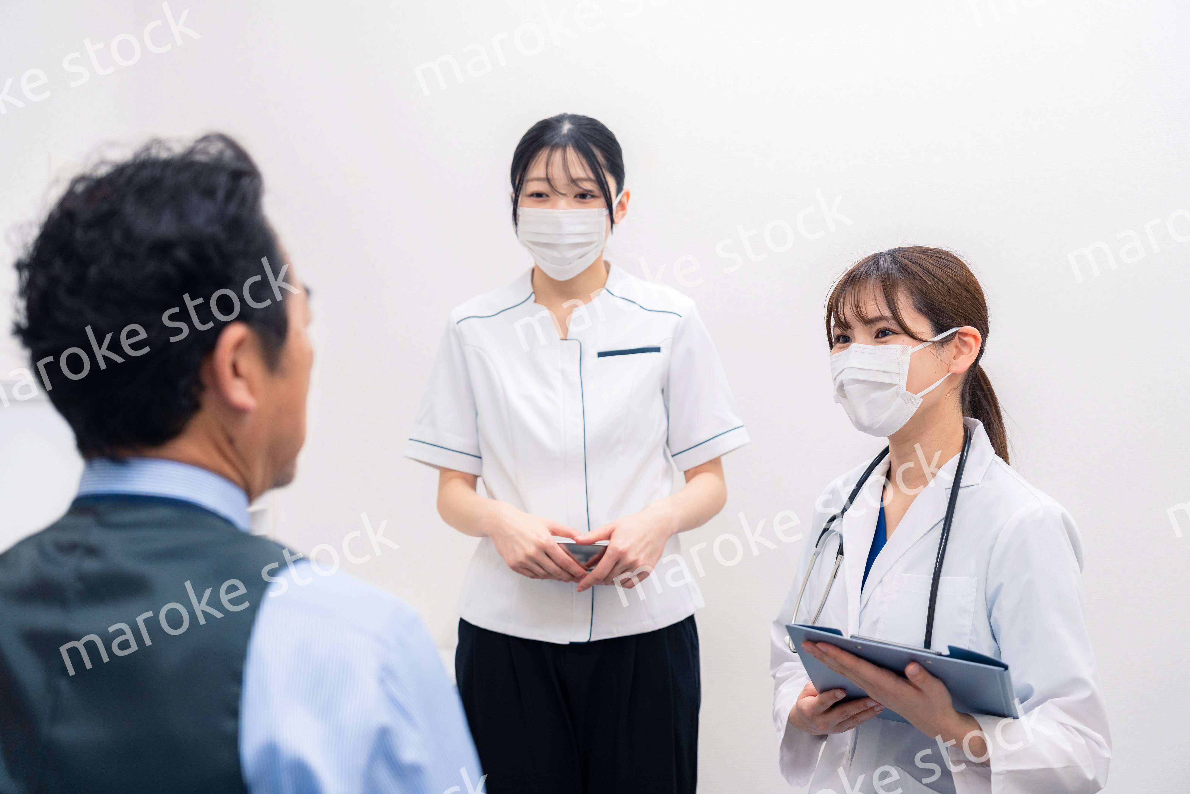 病院で男性の診察する女性ドクター