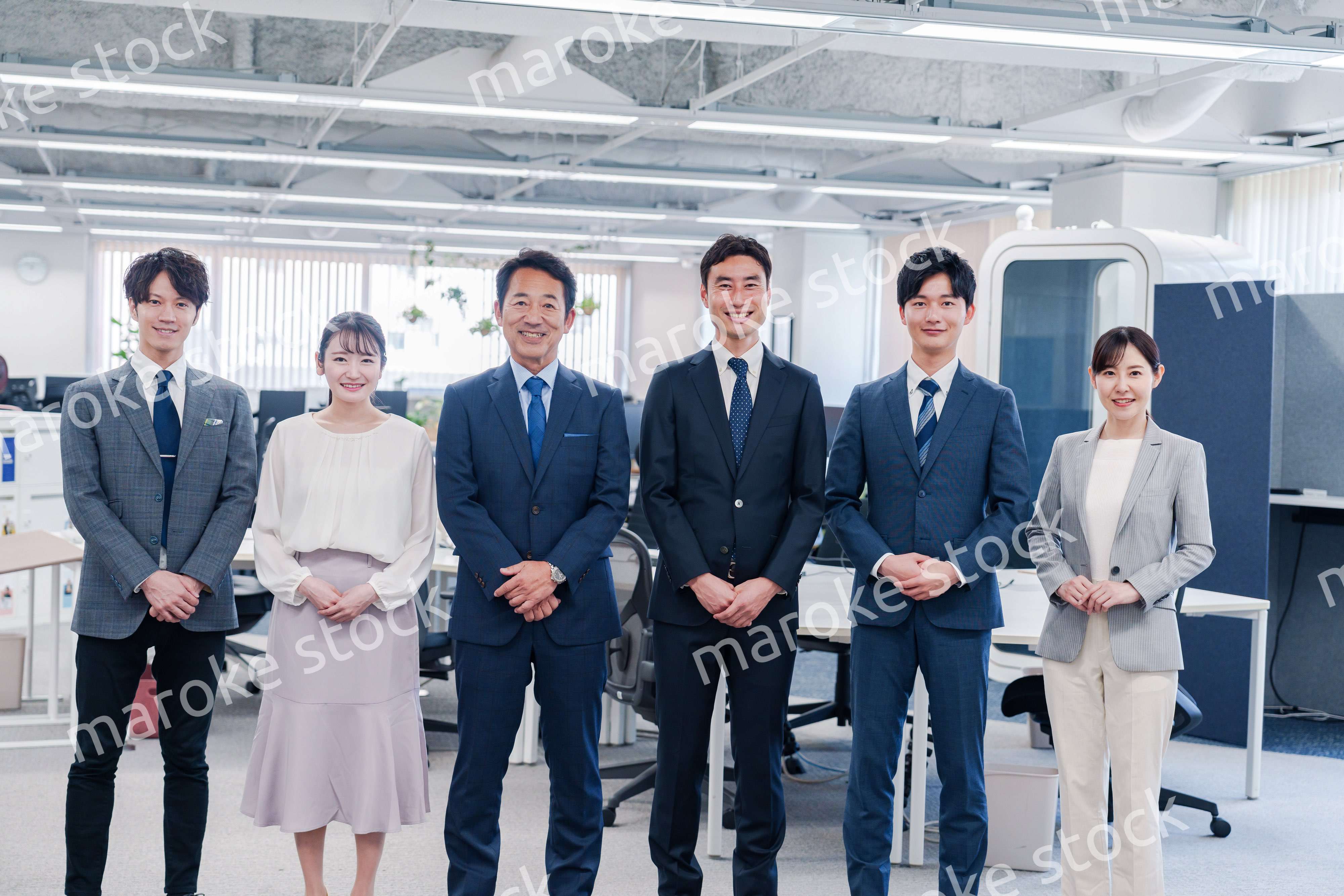ビジネスパーソン集合写真（オフィス）