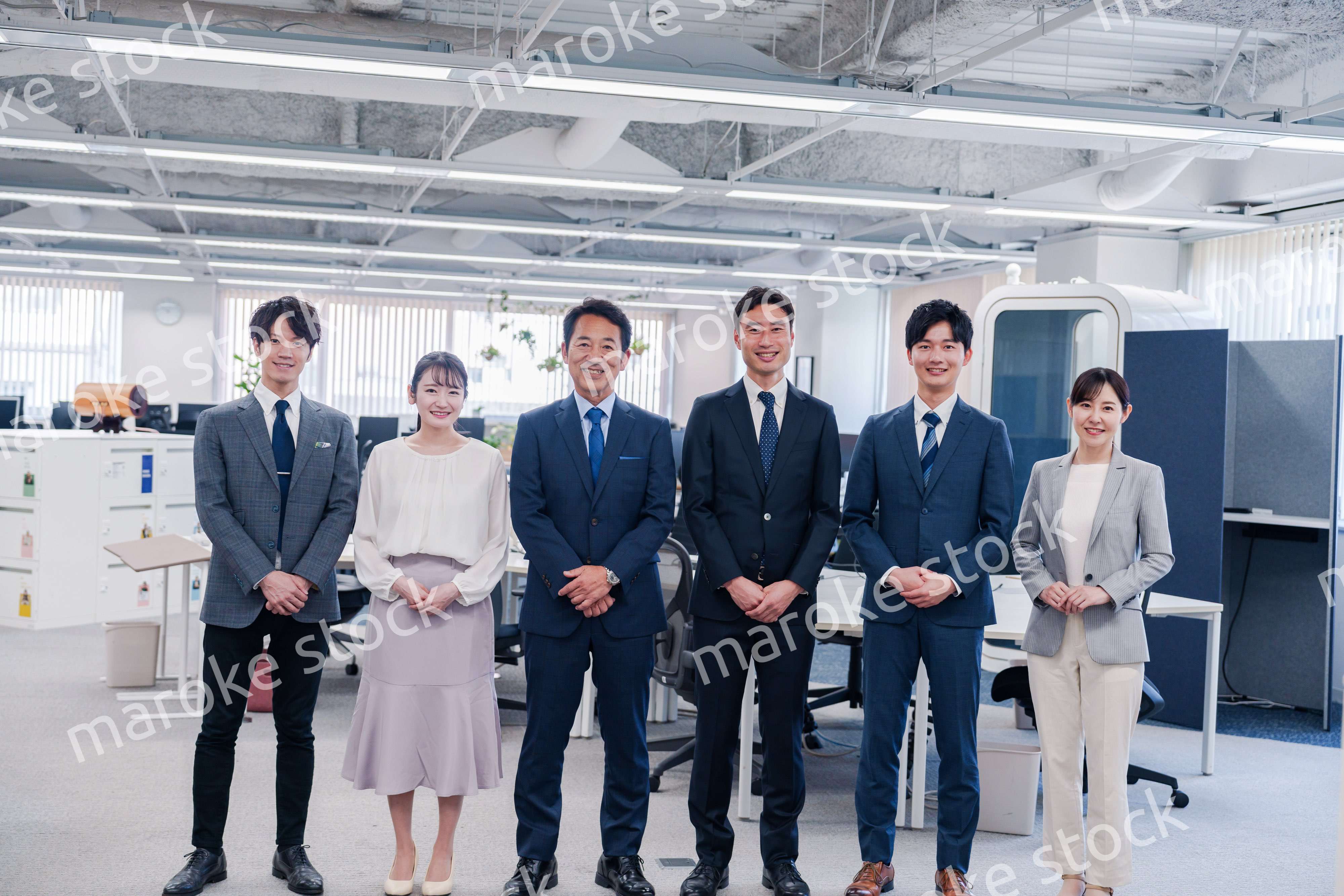 ビジネスパーソン集合写真（オフィス）