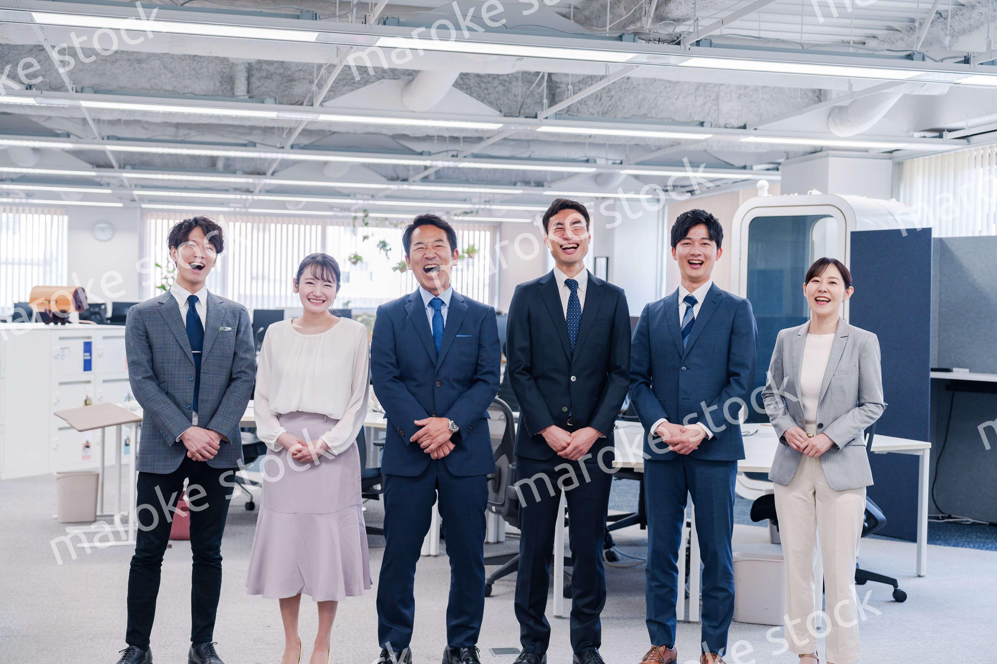 ビジネスパーソン集合写真（オフィス）