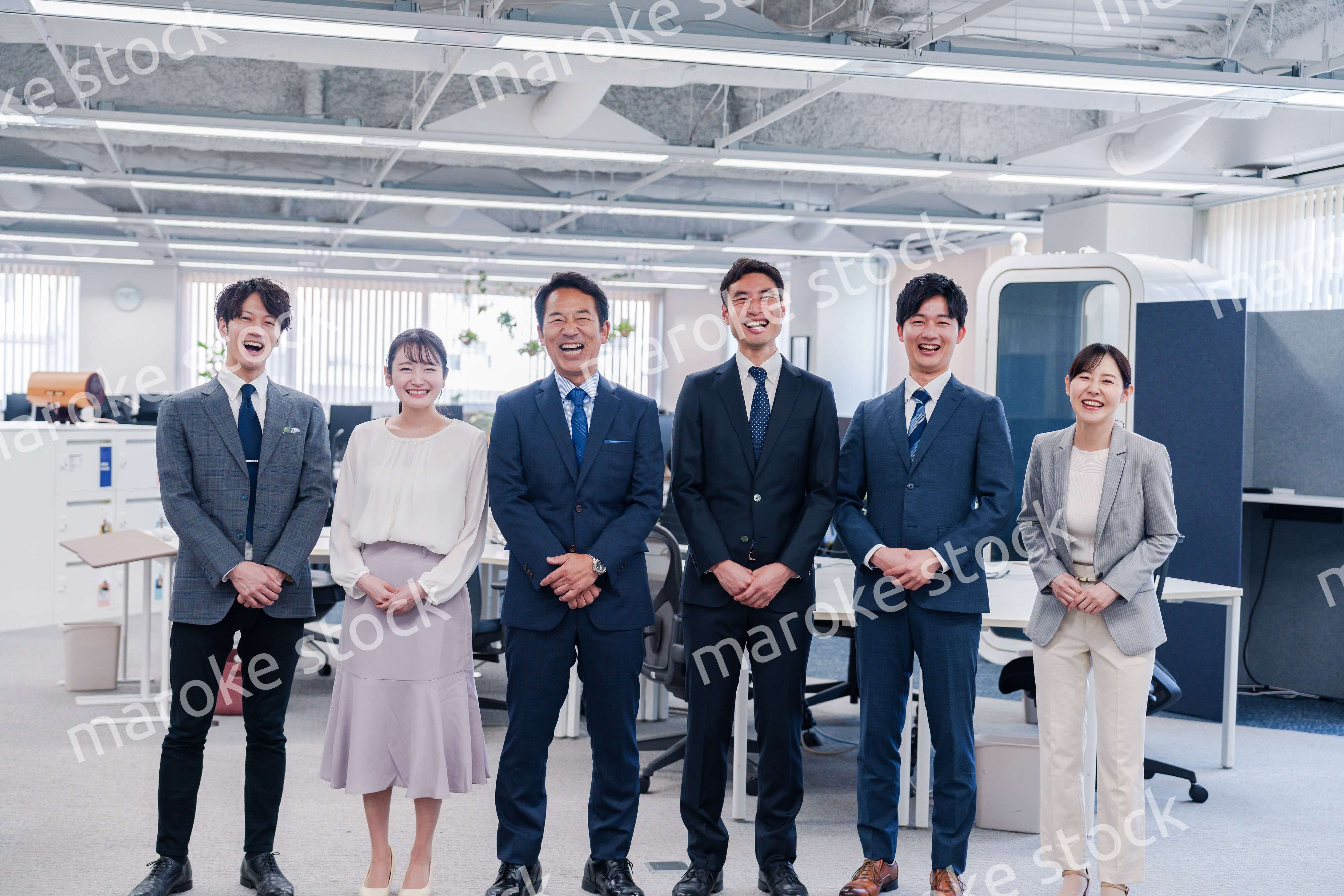 ビジネスパーソン集合写真（オフィス）