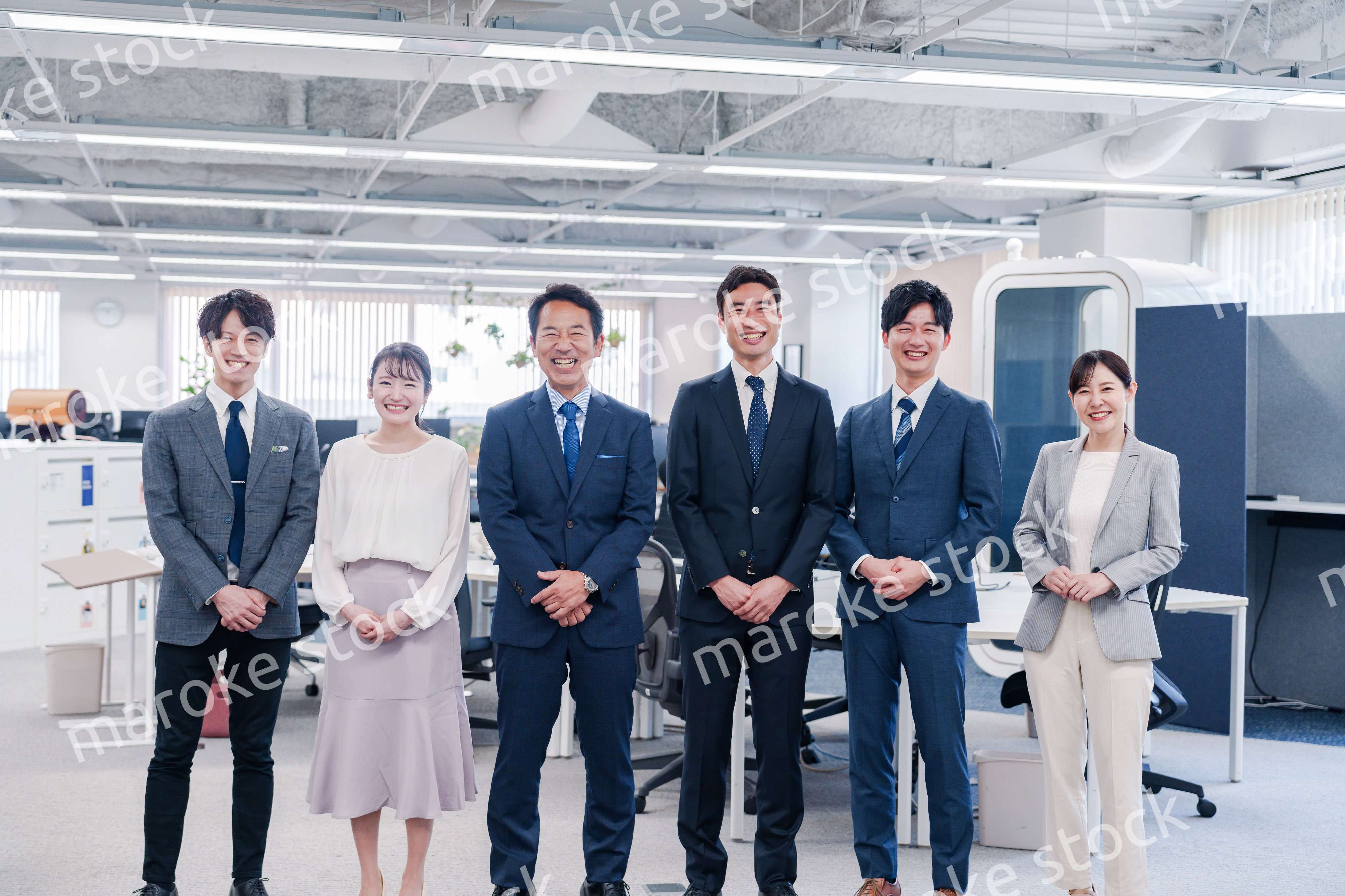 ビジネスパーソン集合写真（オフィス）