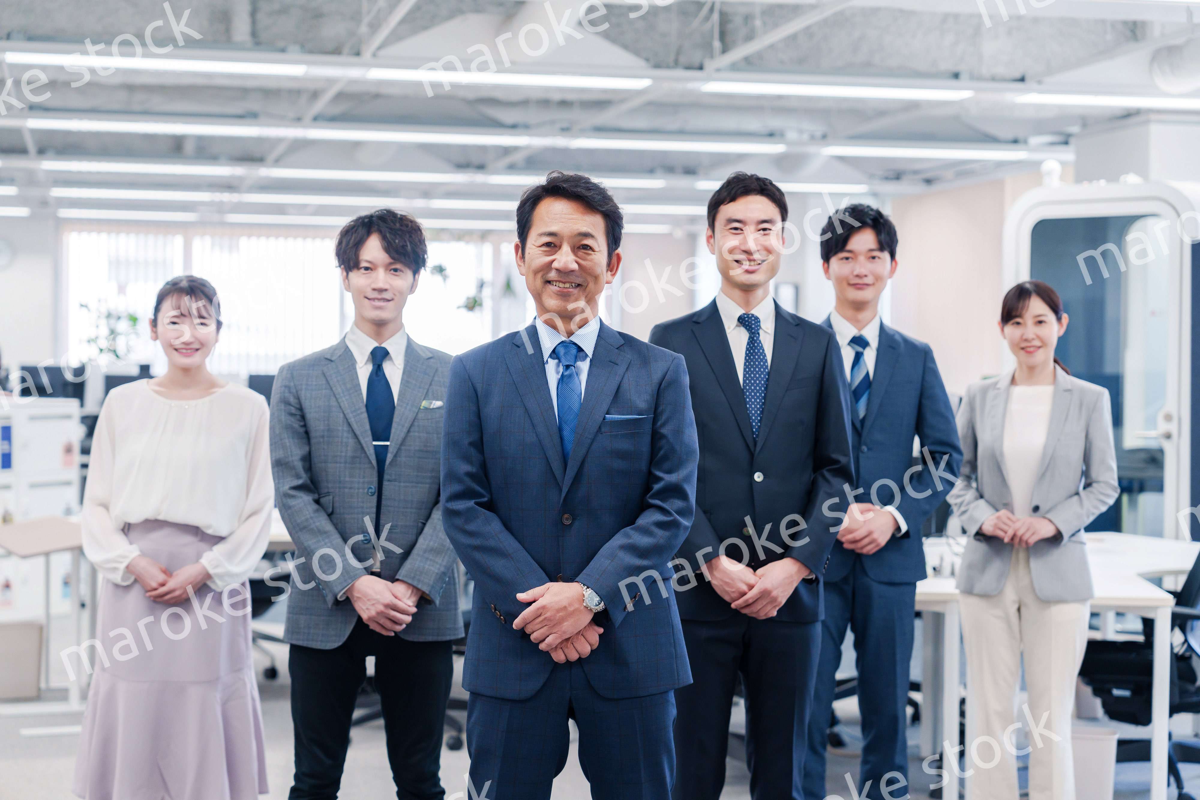 ビジネスパーソン集合写真（オフィス）