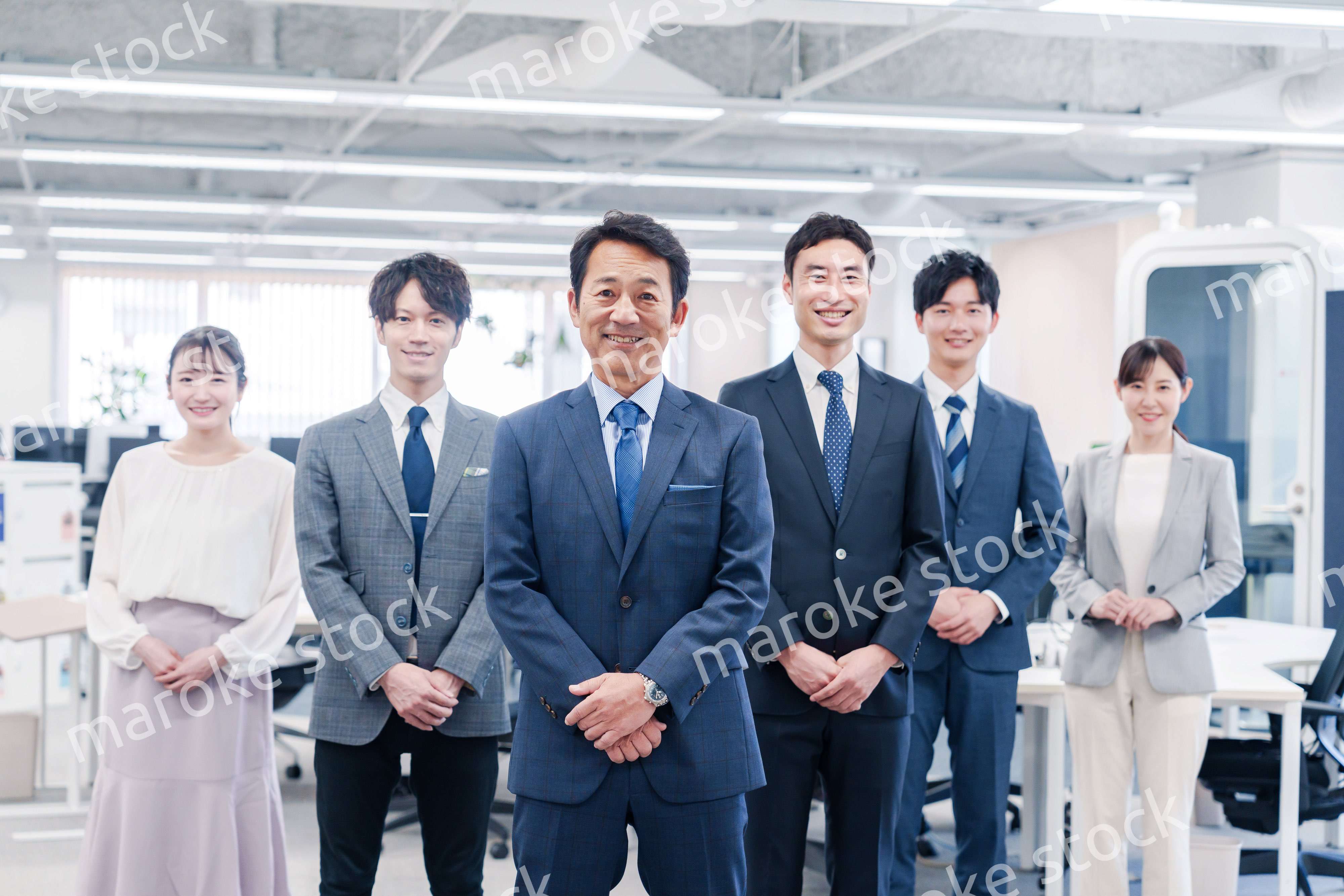 ビジネスパーソン集合写真（オフィス）