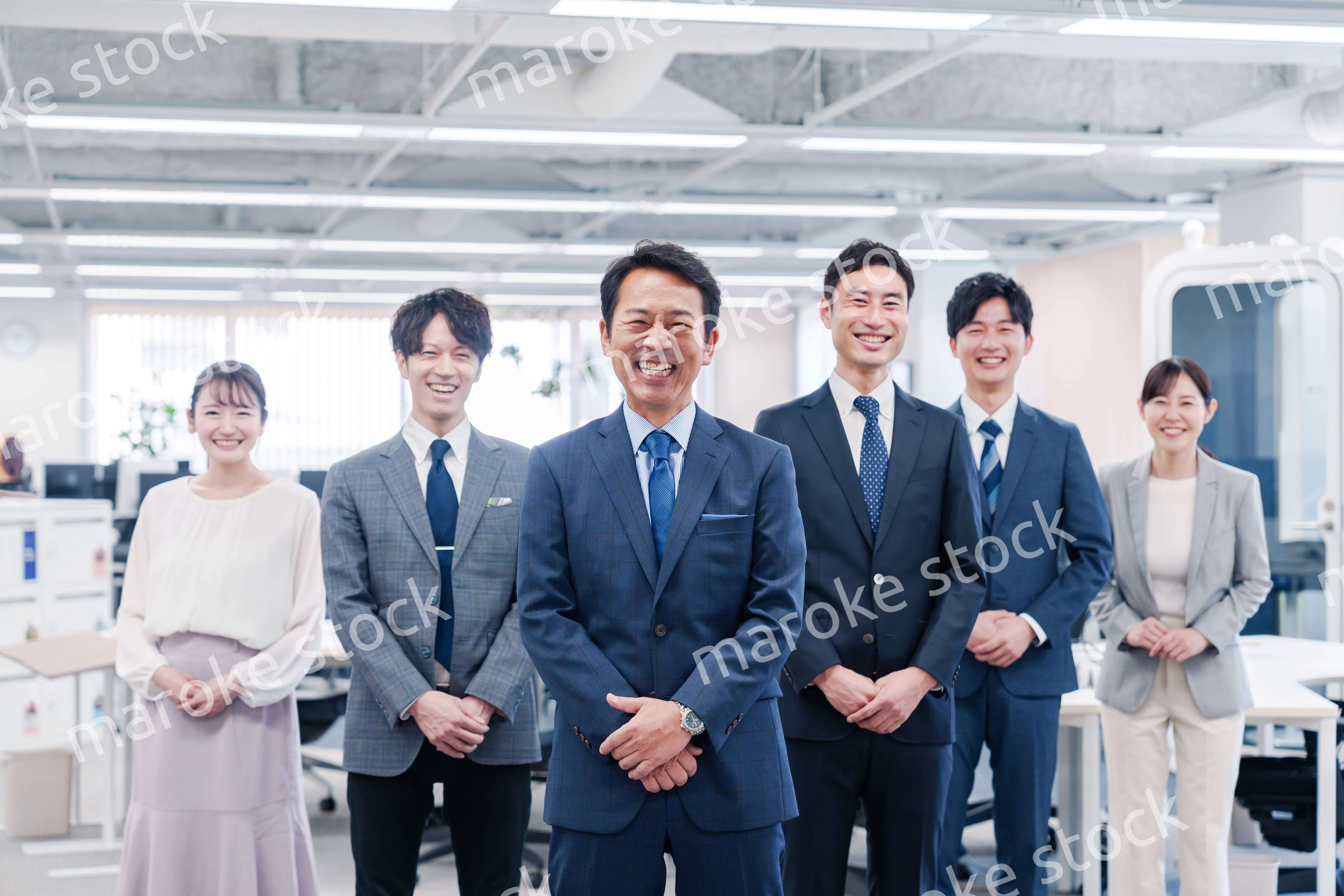 ビジネスパーソン集合写真（オフィス）