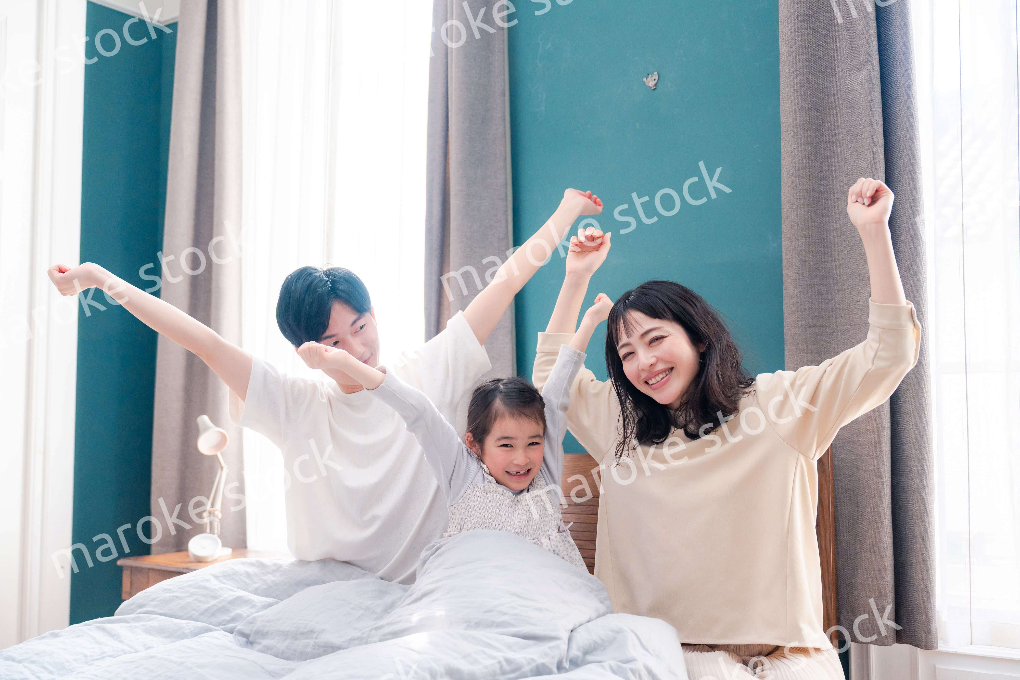 ベッドで元気に目覚める家族