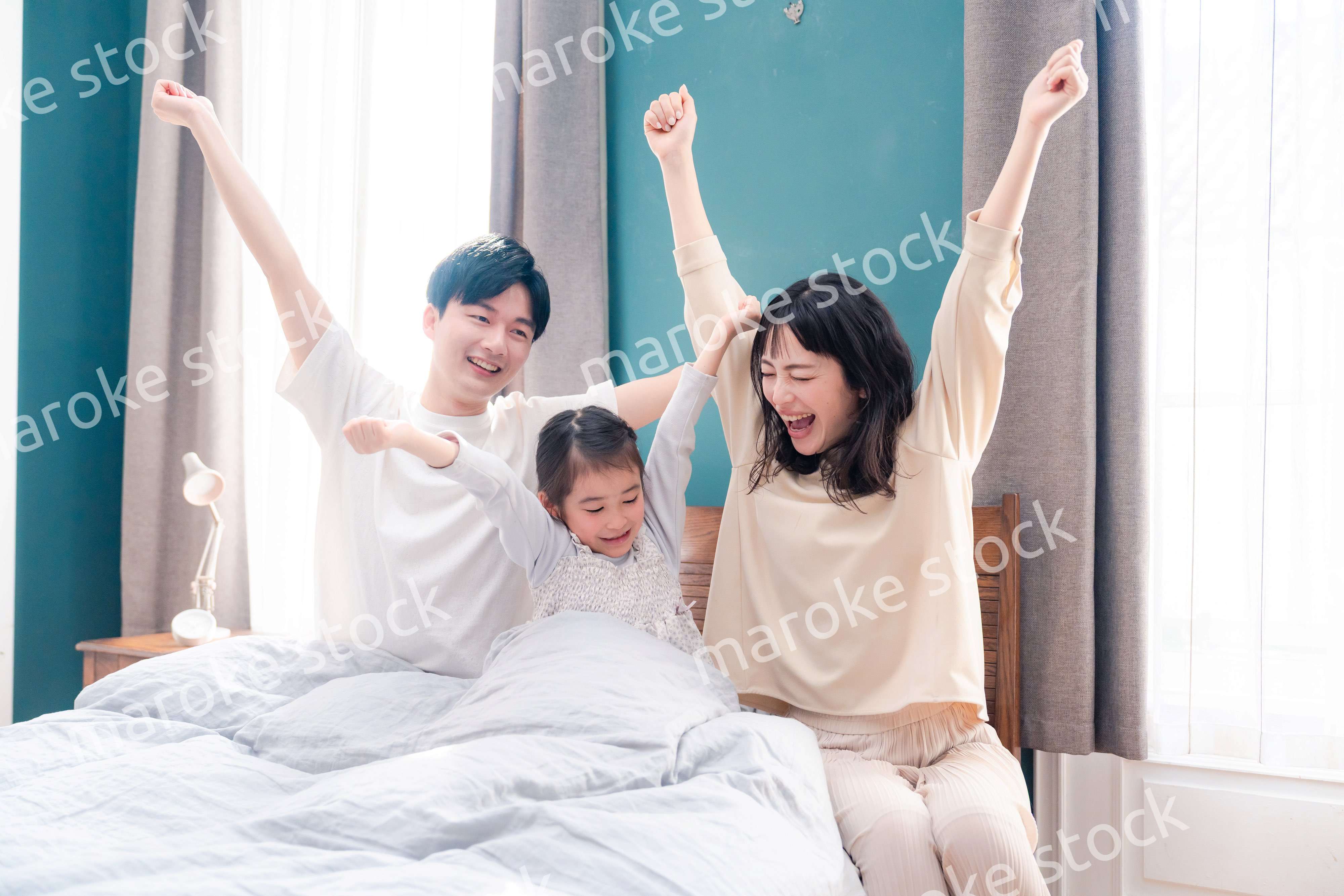 ベッドで元気に目覚める家族