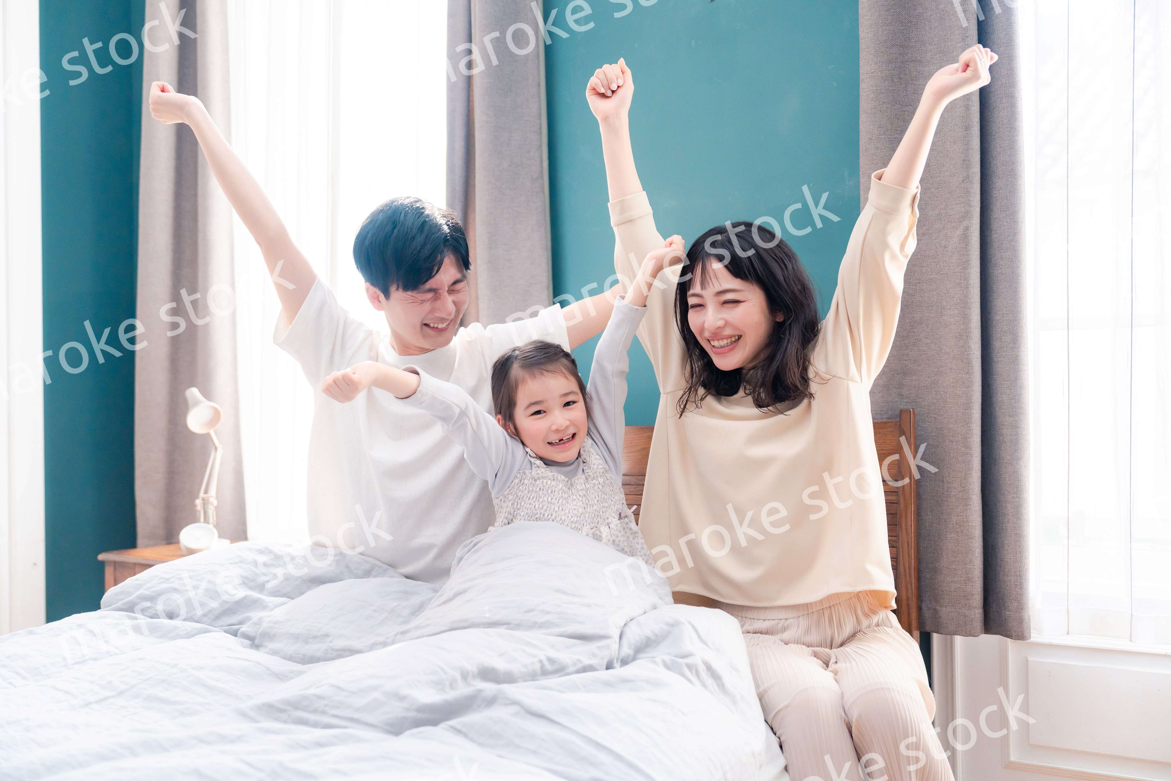 ベッドで元気に目覚める家族