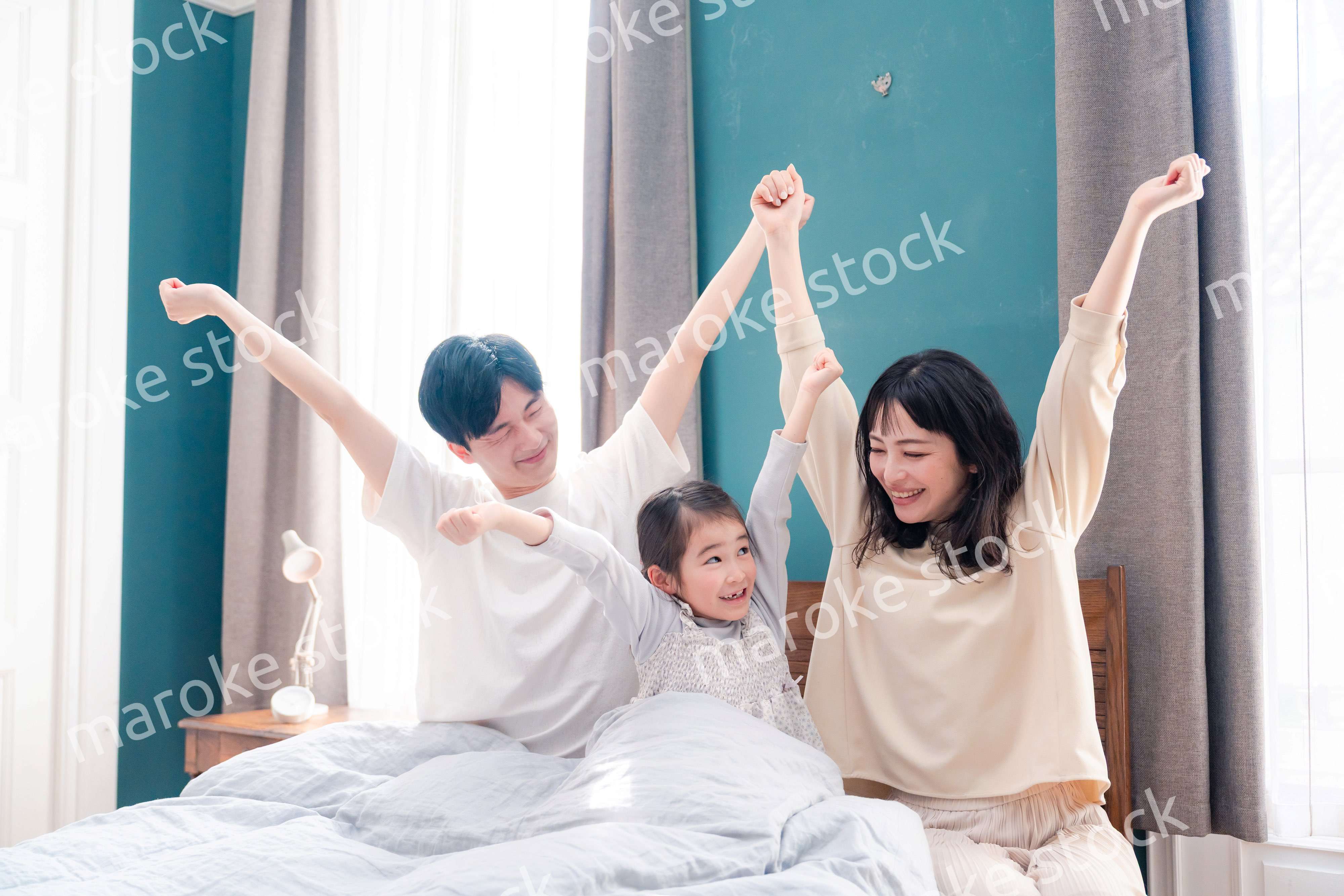 ベッドで元気に目覚める家族