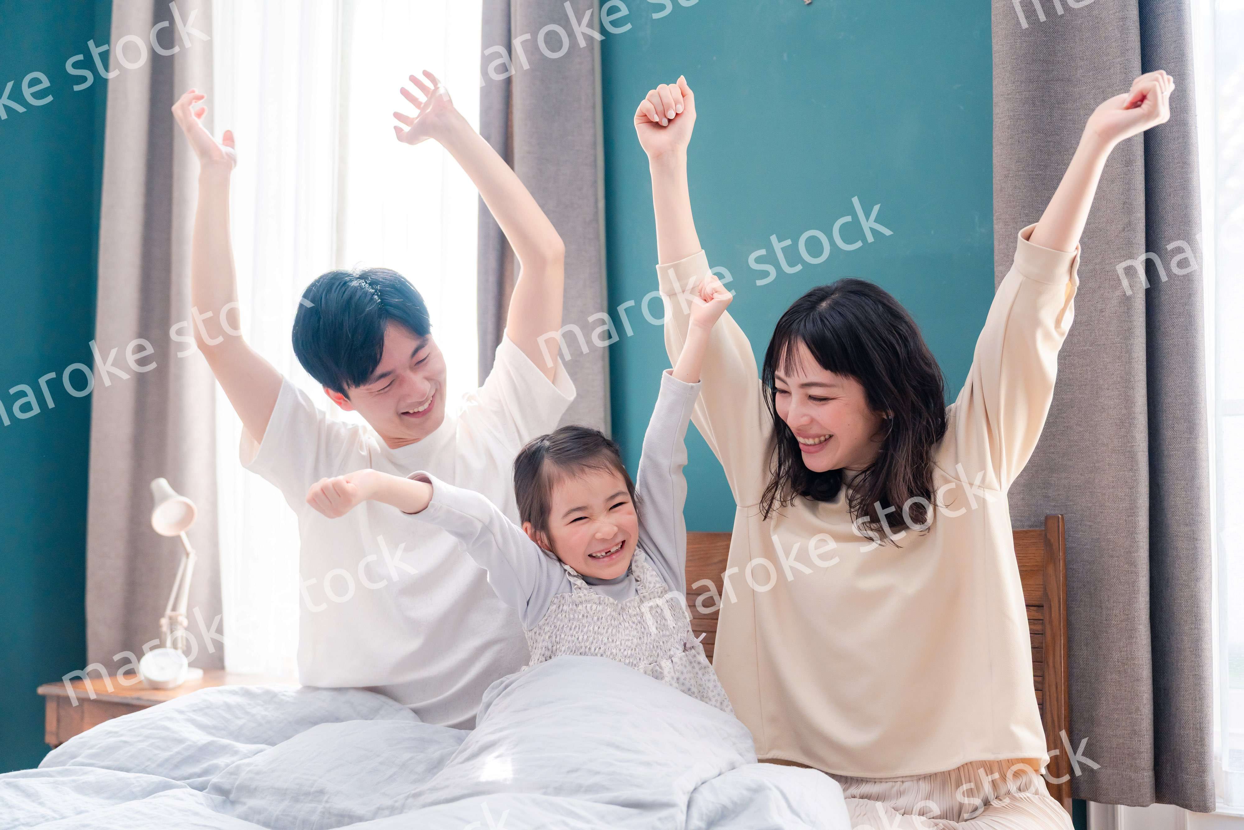 ベッドで元気に目覚める家族