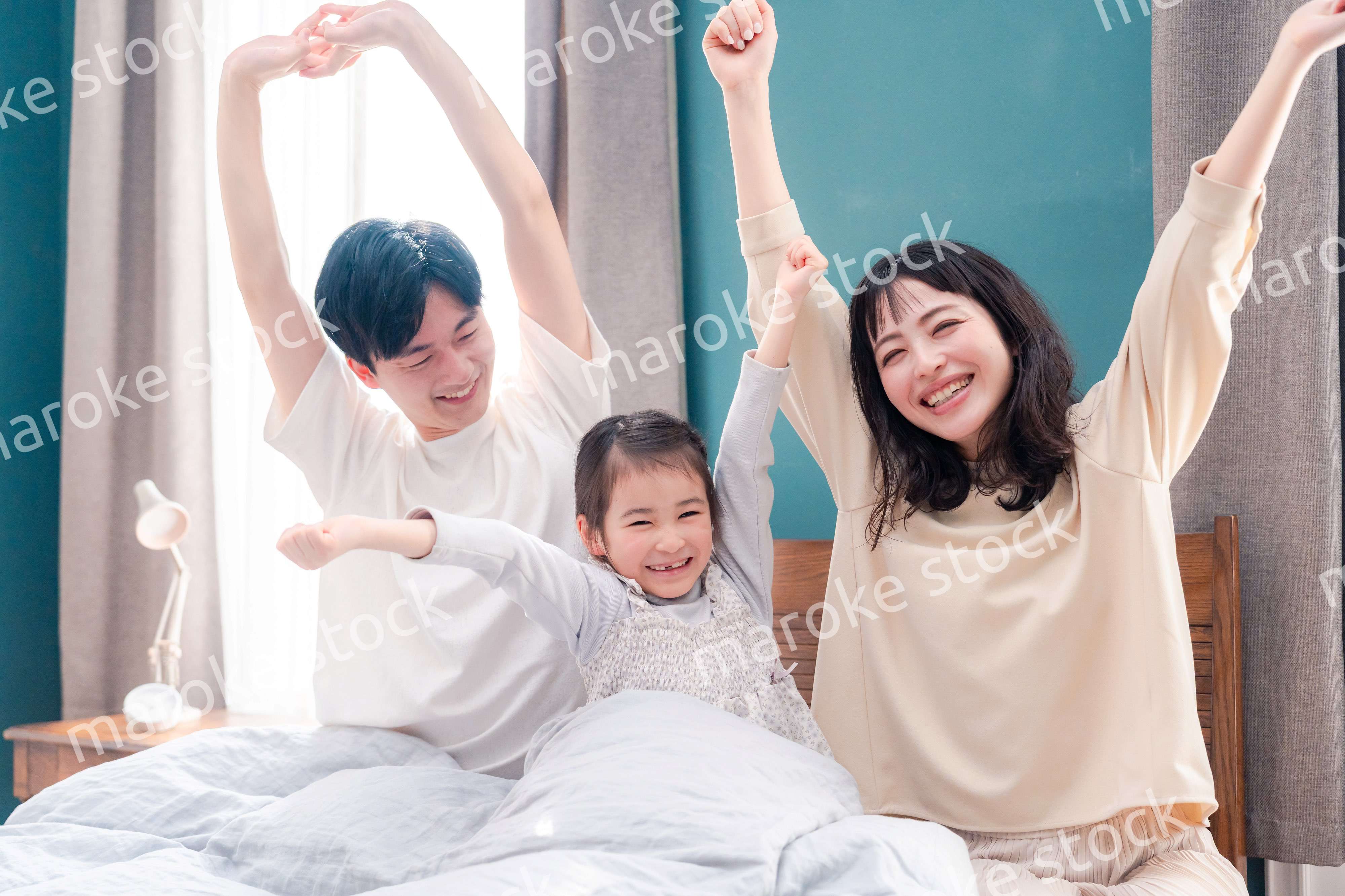 ベッドで元気に目覚める家族
