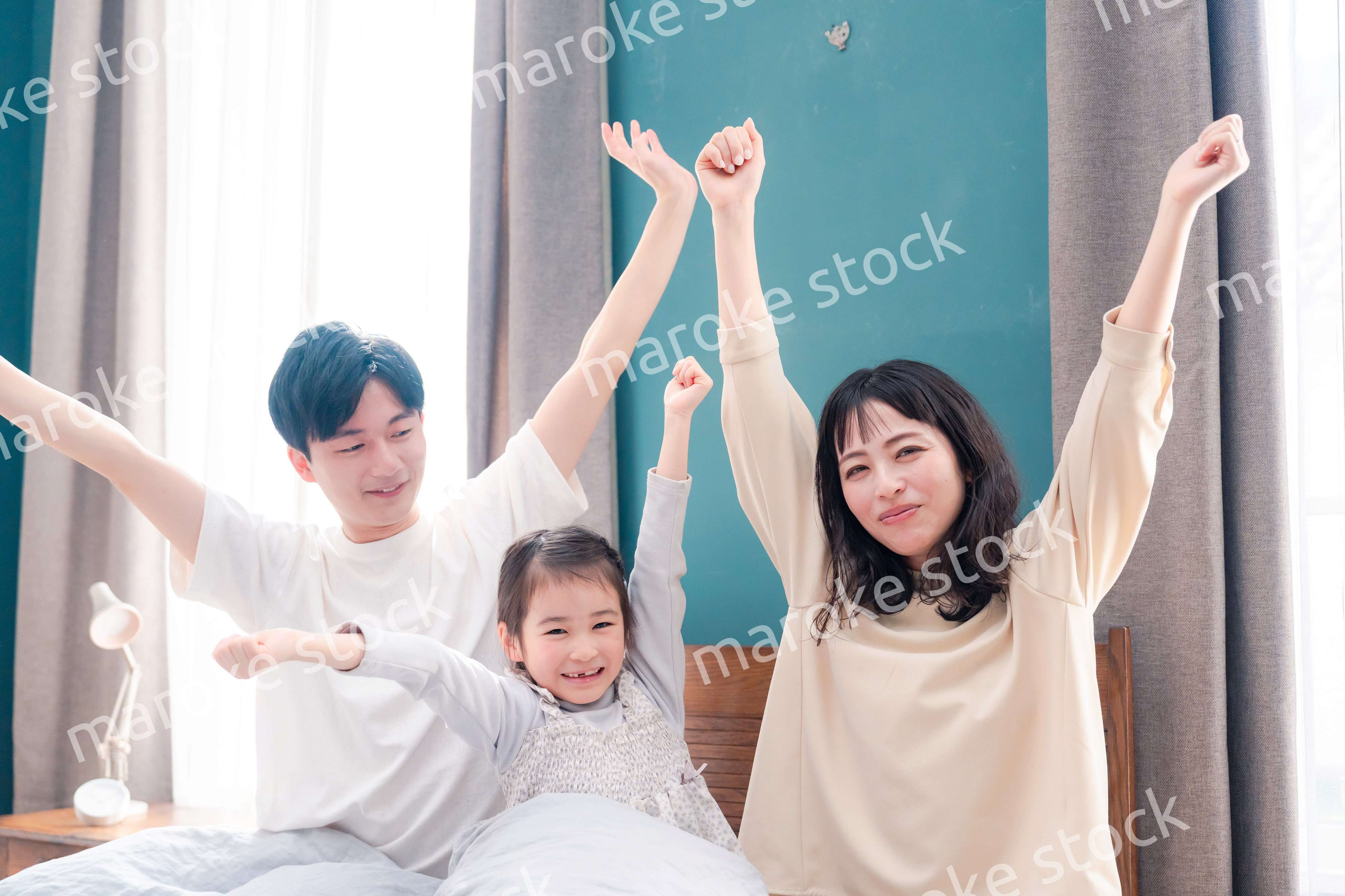 ベッドで元気に目覚める家族