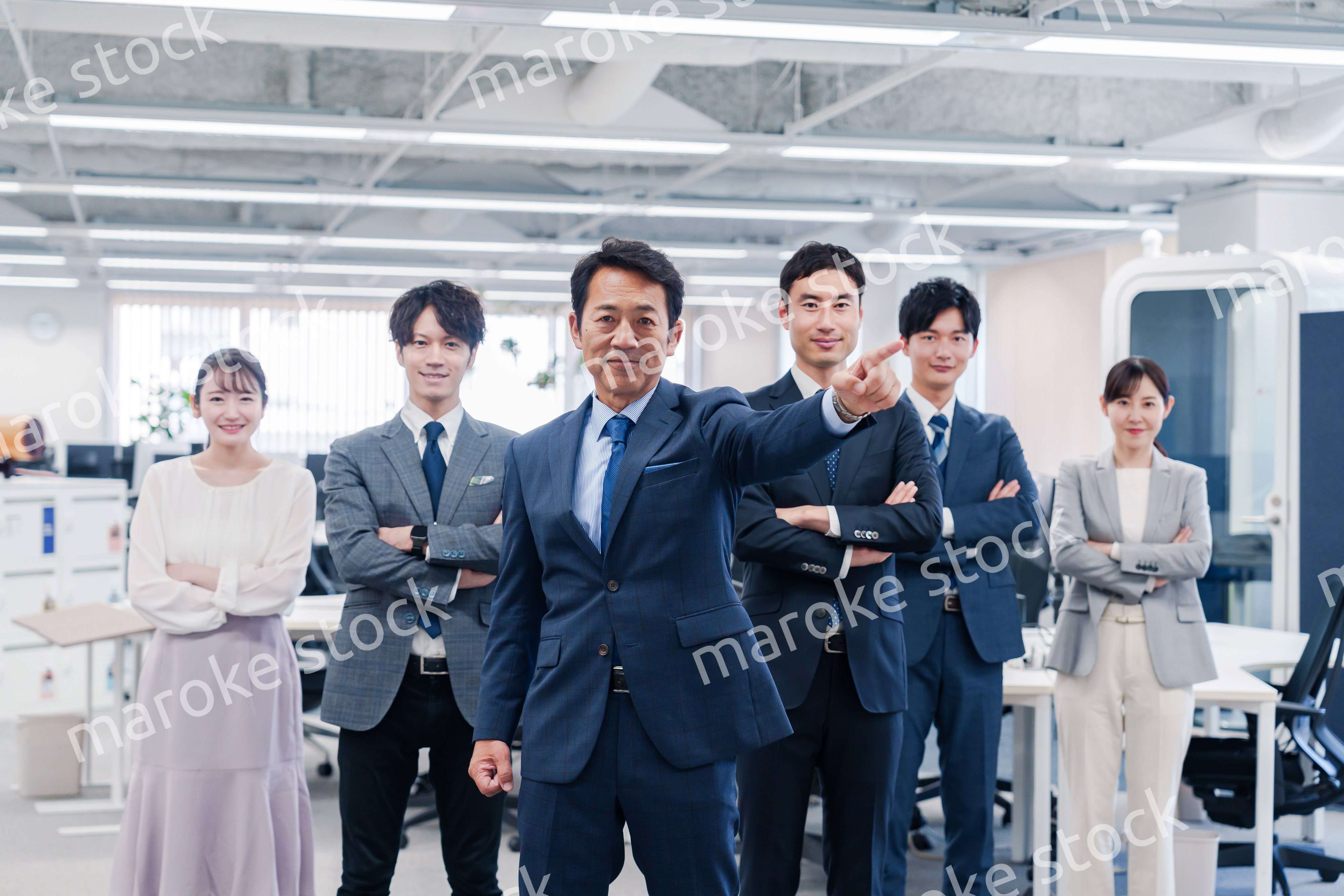 ビジネスパーソン集合写真（オフィス）