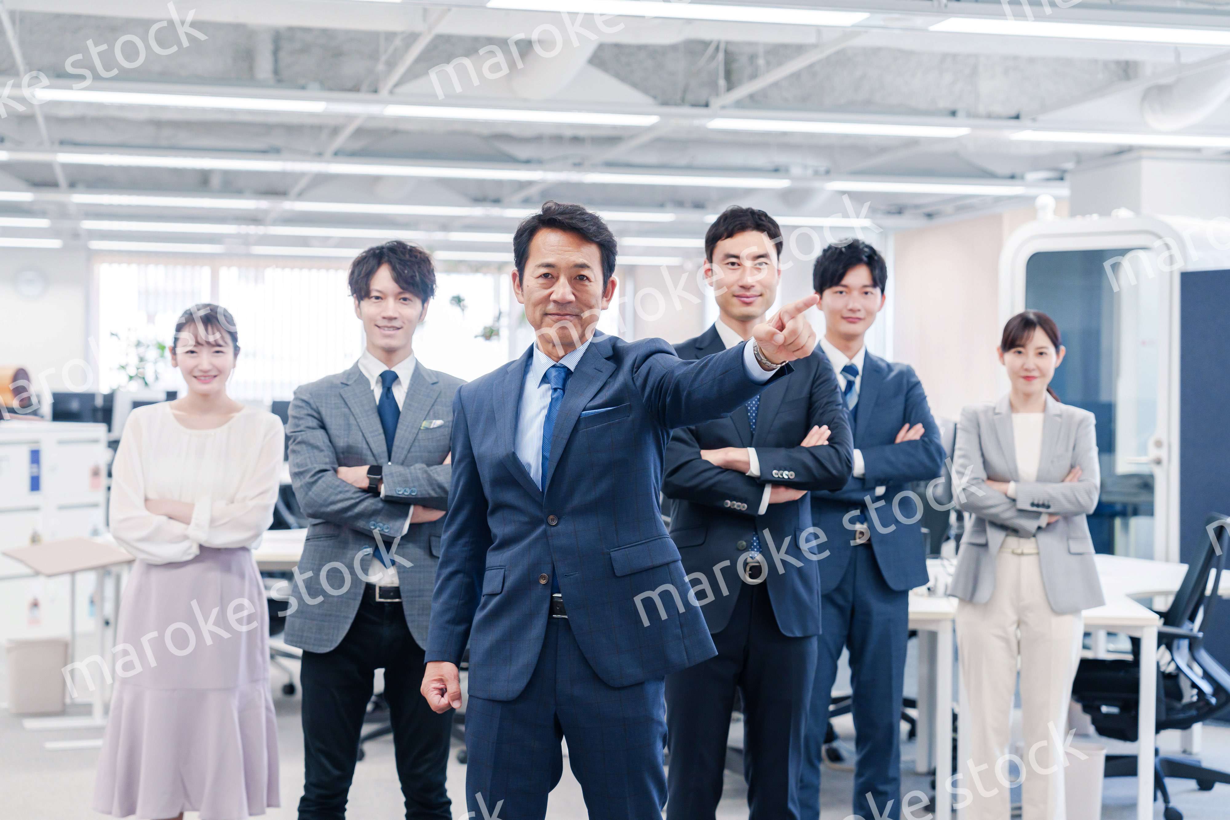 ビジネスパーソン集合写真（オフィス）